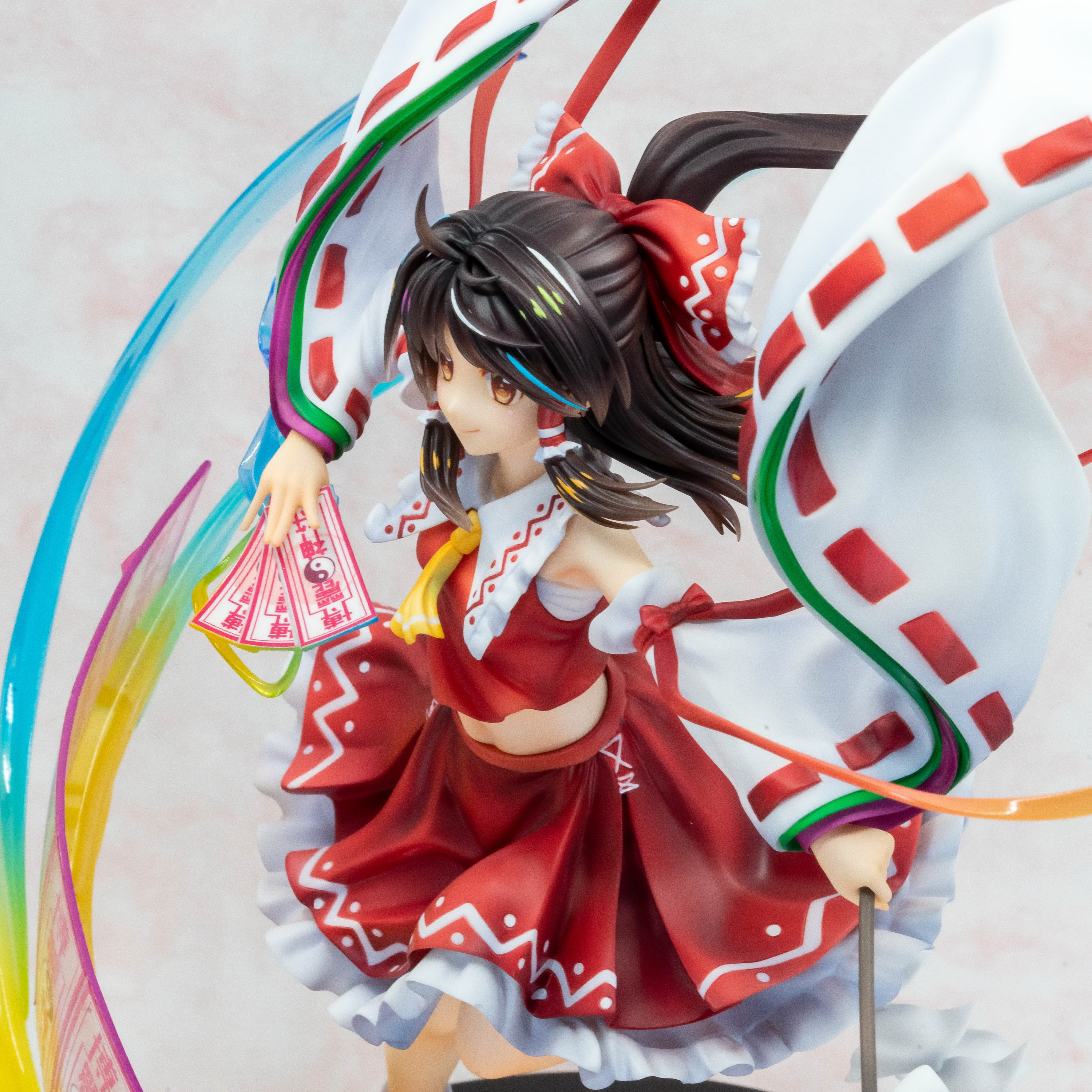 こういった色使いはイラストでは良く見る手法ですが、フィギュアでは少し珍しいところ。