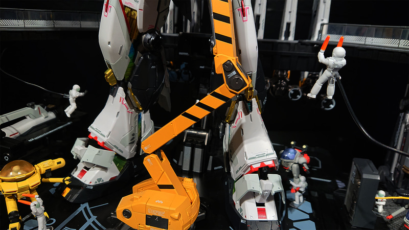 チェーンが見守る中、アムロが指揮しνガンダムを整備する。どのような会話が行なわれているか想像するのが楽しい！