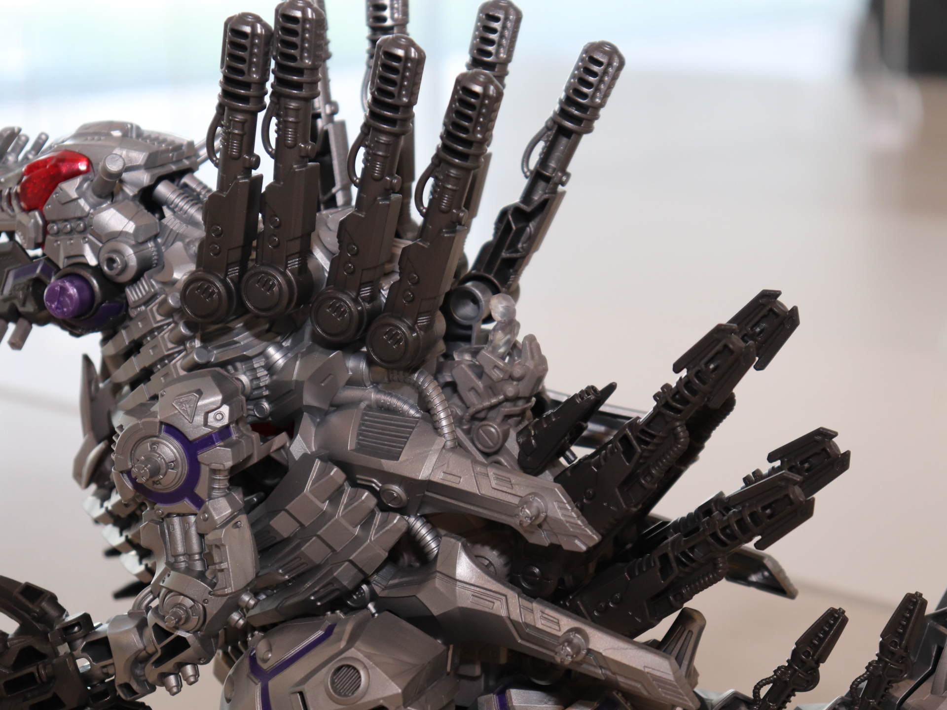 背部には大量の武装。針山のような武装の隙間にパイロットが搭乗。コクピットは最終的にここしかない位置だったという