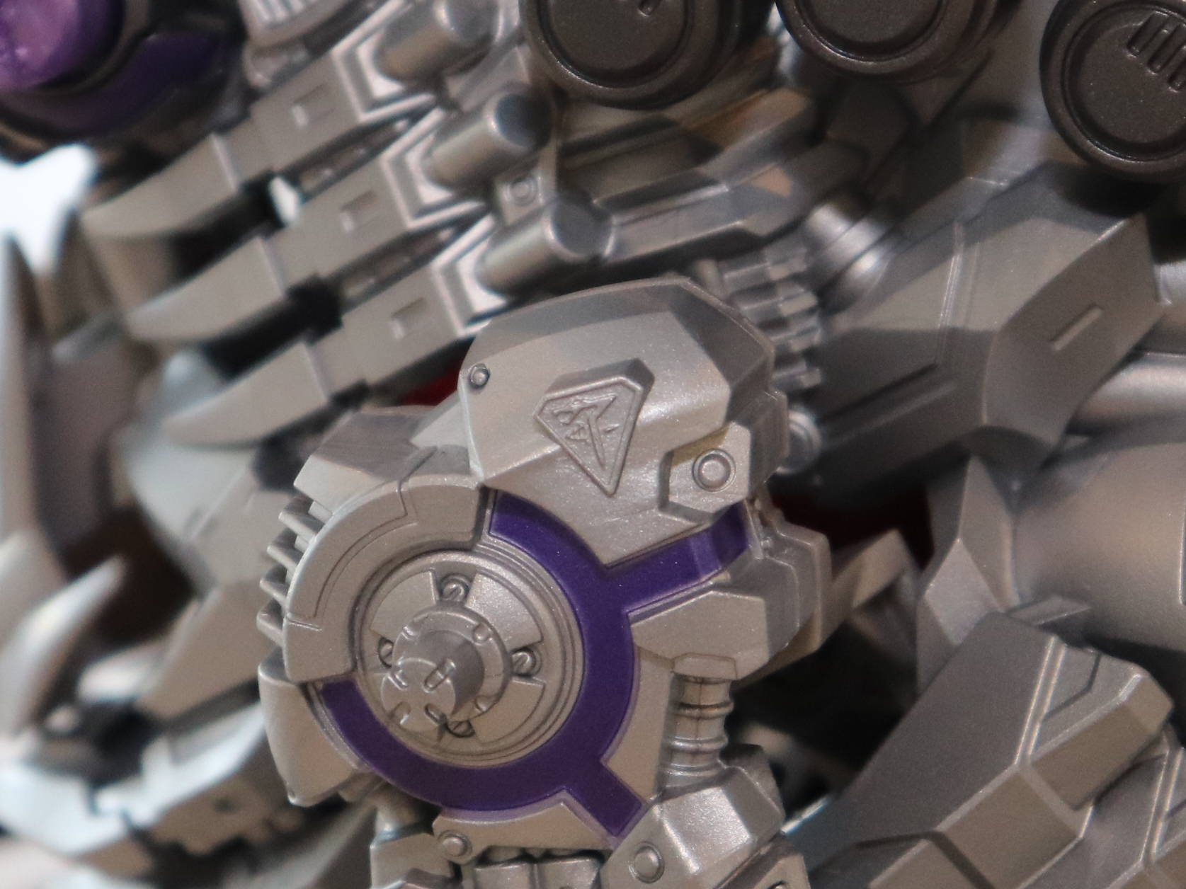 肩にモールドとして刻まれている「ゼネバス帝国」のエンブレム。頭部など複数箇所にも同じエンブレムが確認できる