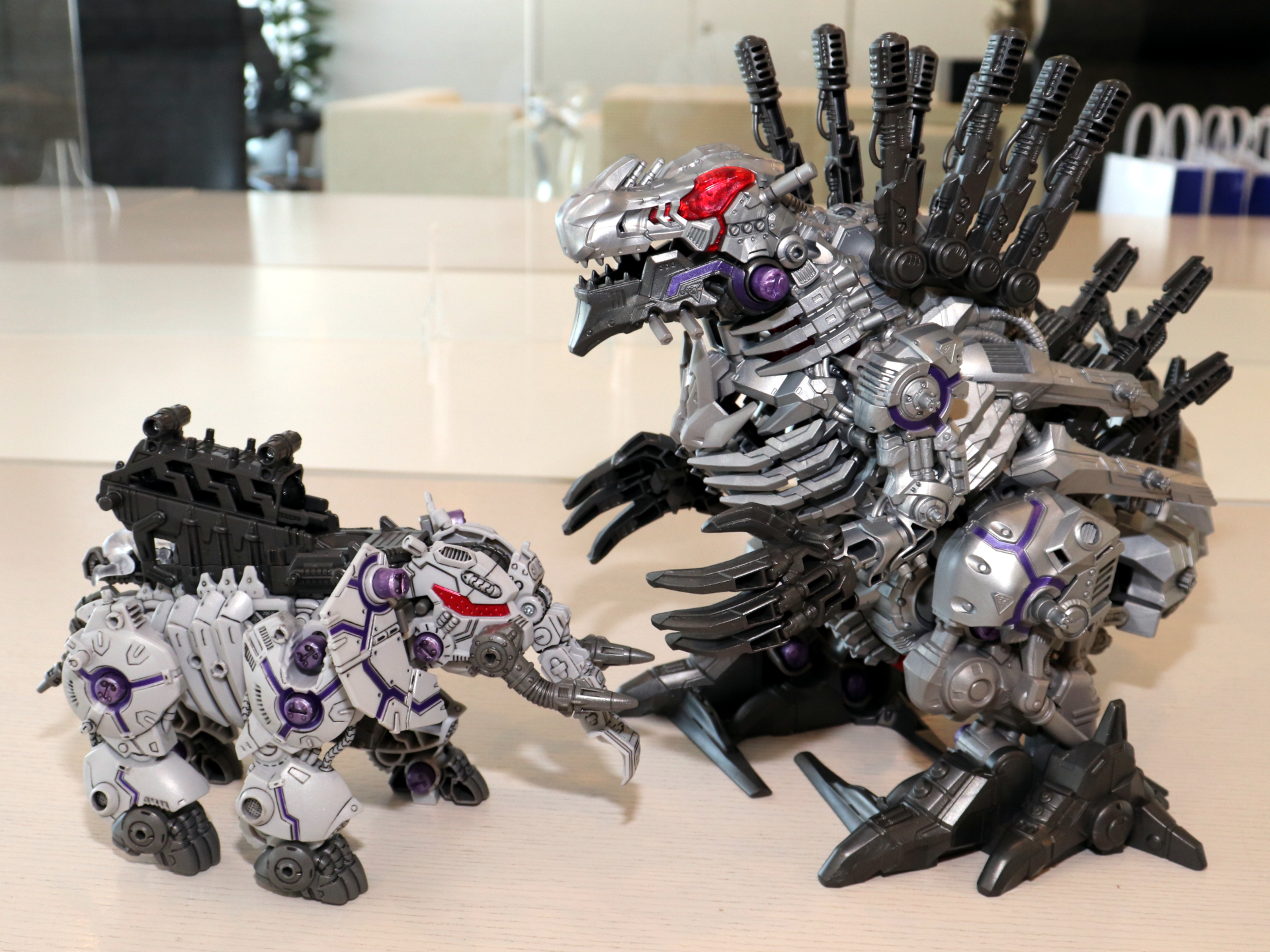 「ゼログライジス」（写真右）と同系統のゾウがモチーフのゾイド「ゼロファントス」（写真左）も存在する。並べてみると大きさの差は歴然