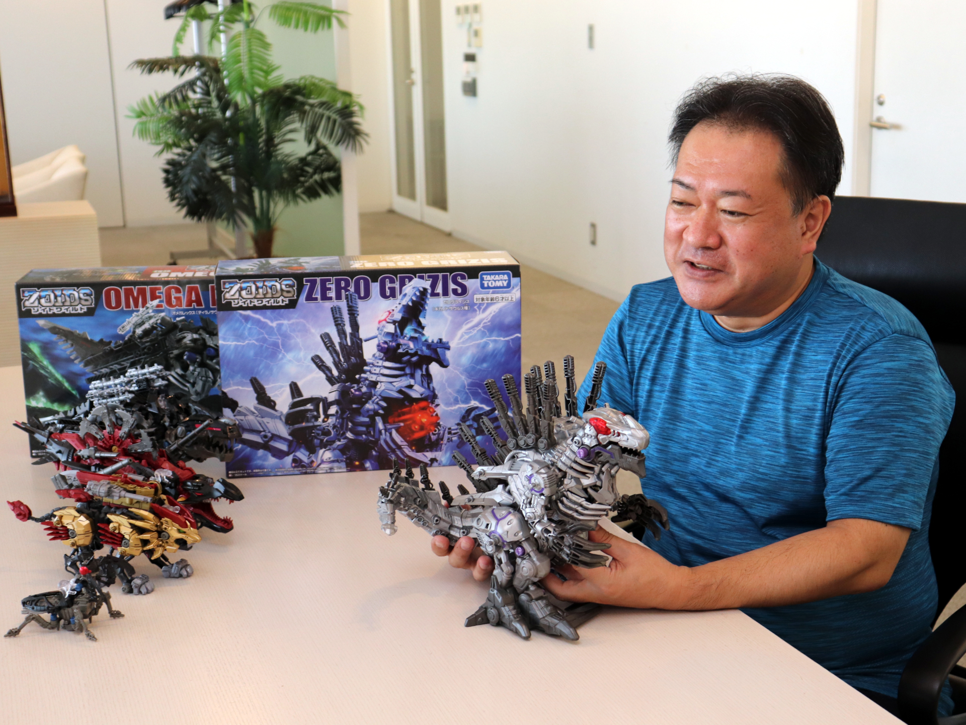 「ゼログライジス」は高橋氏が一抱えするほどのサイズ。パッケージサイズも最大となる