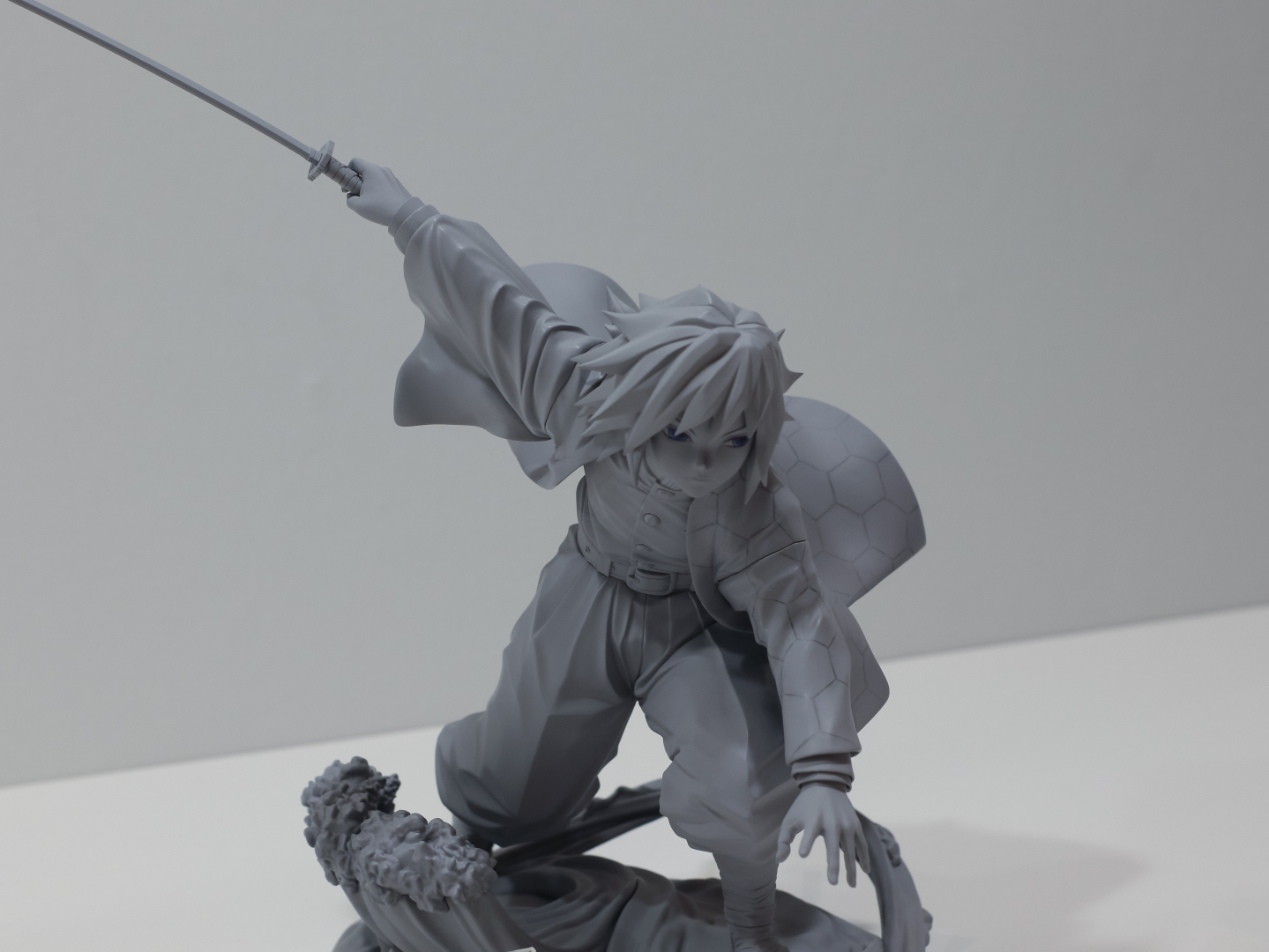 日輪刀の鍔は細かなモールドで装飾を再現