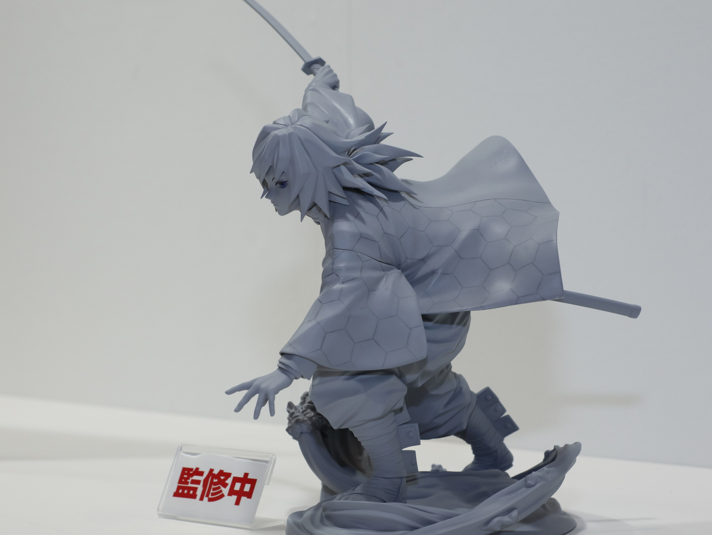 日輪刀の鍔は細かなモールドで装飾を再現