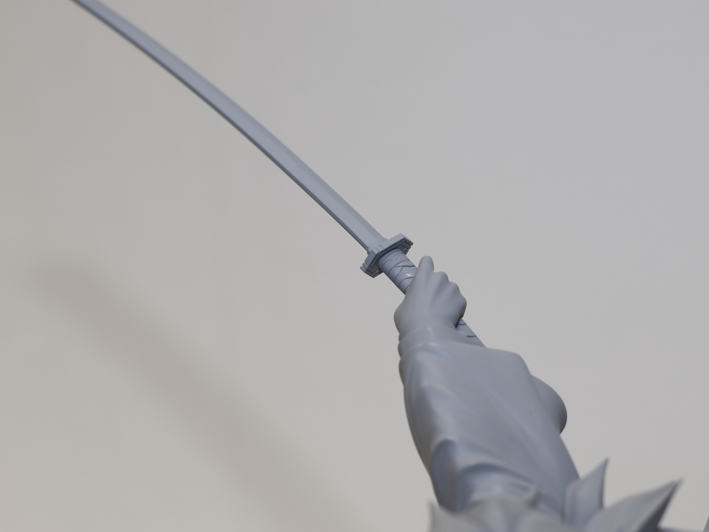 日輪刀の鍔は細かなモールドで装飾を再現