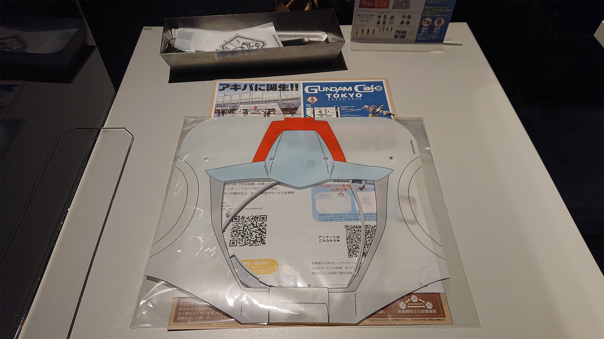 これがウワサのフェイスシールドです。全員でこれ着用で食事ですが顔の前に大きな樹脂製の板があるため、食事をしていたり何かにつけ、手がバシバシ当たります。早くこれなしに食事が楽しみたいと思ってしまいます