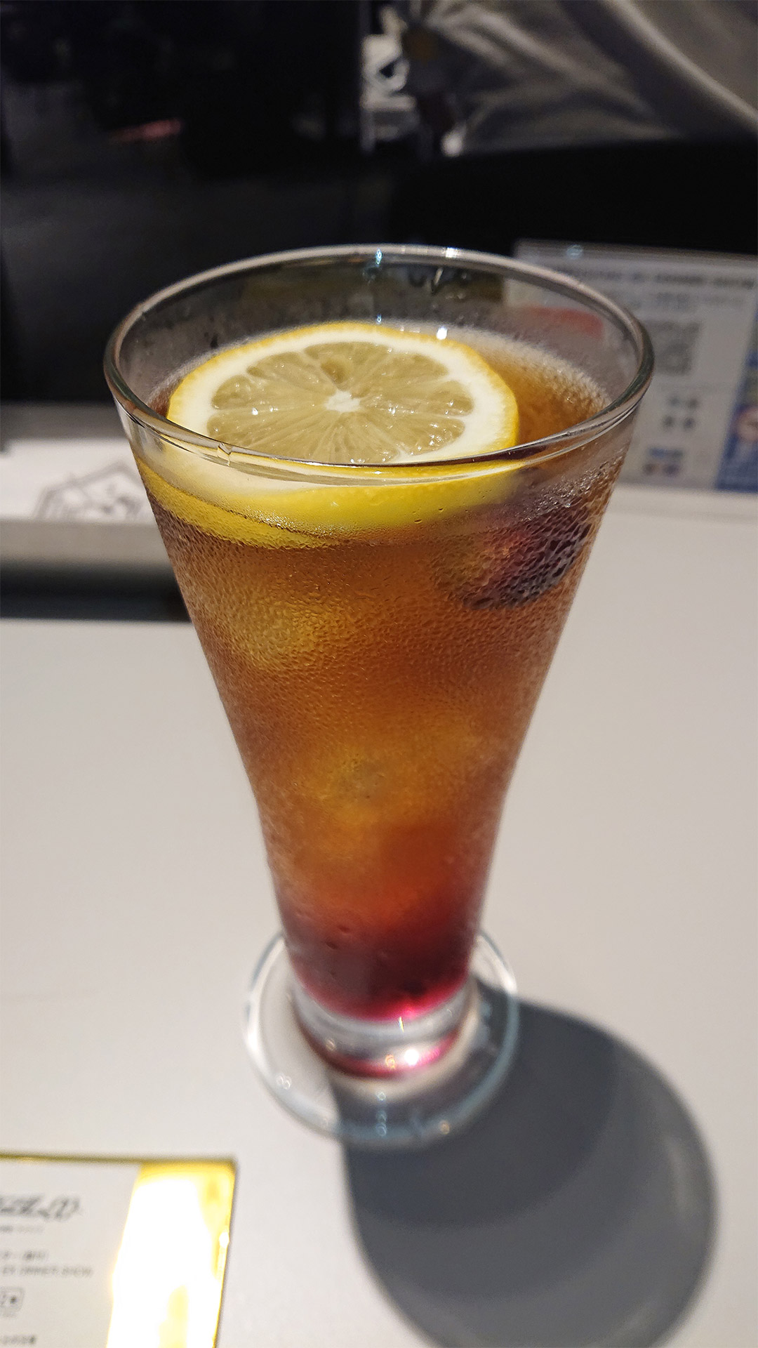 ノベルティのコースターはスタンドが付いていて立てて飾ることができます。クジは外れでした