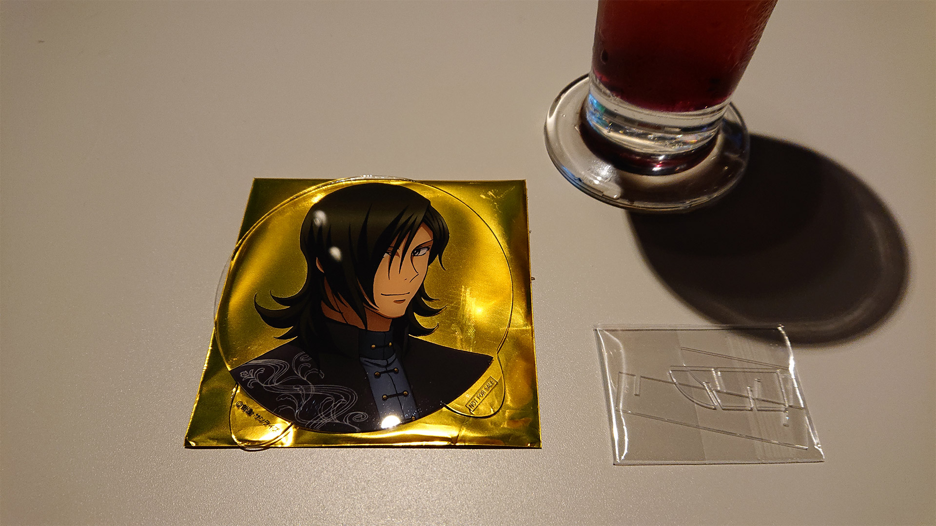 ノベルティのコースターはスタンドが付いていて立てて飾ることができます。クジは外れでした