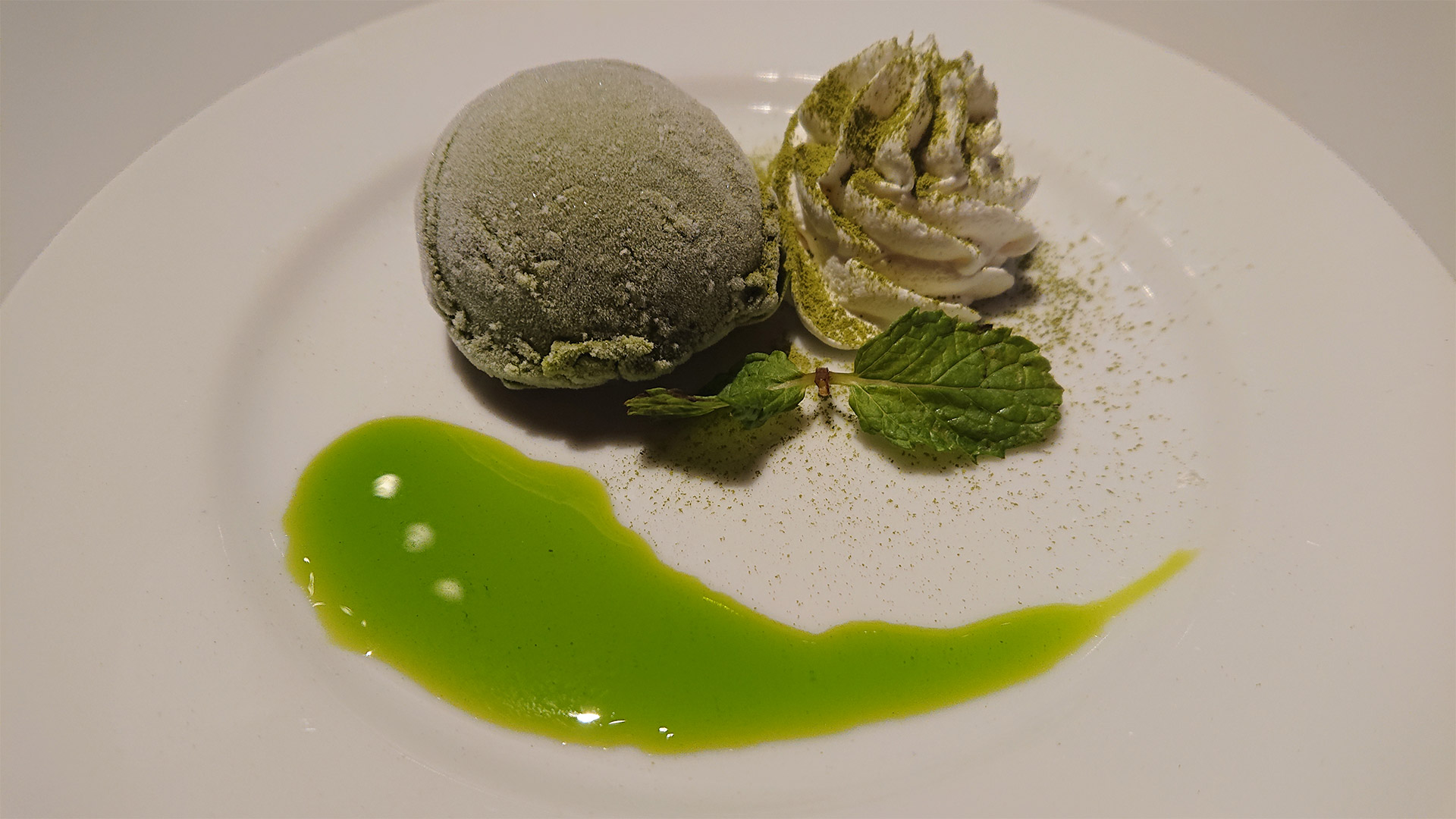 「ソレスタルビーイングのカプレーゼ」と「ロックオンの抹茶アイス～王留美のプチサプライズ～」。アイスの抹茶は濃かったです