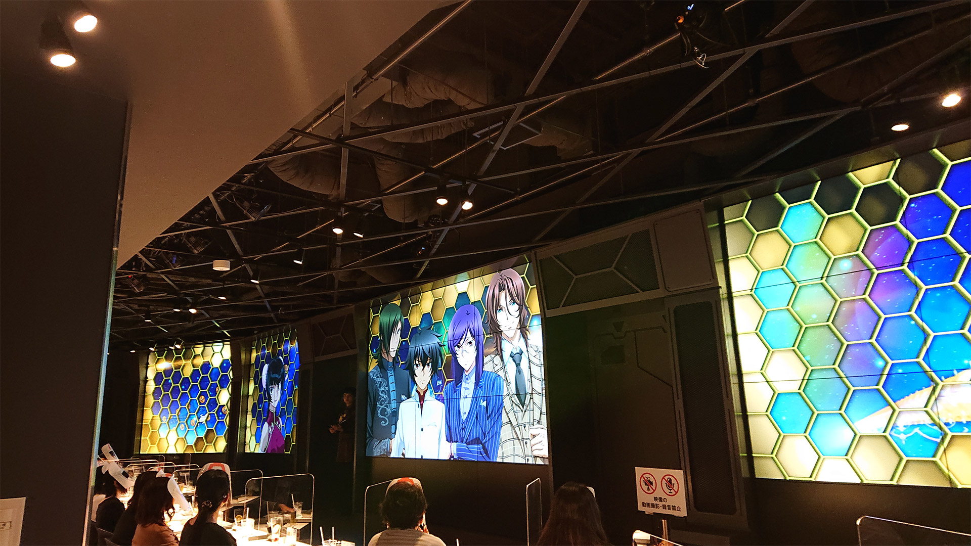 コロナ禍で、小雨が降る平日の18:00スタートではありましたがお客さんもたくさんいらっしゃっていてとても盛況でした。※もちろん感染対策として席は１つずつ空けるなどしてありました