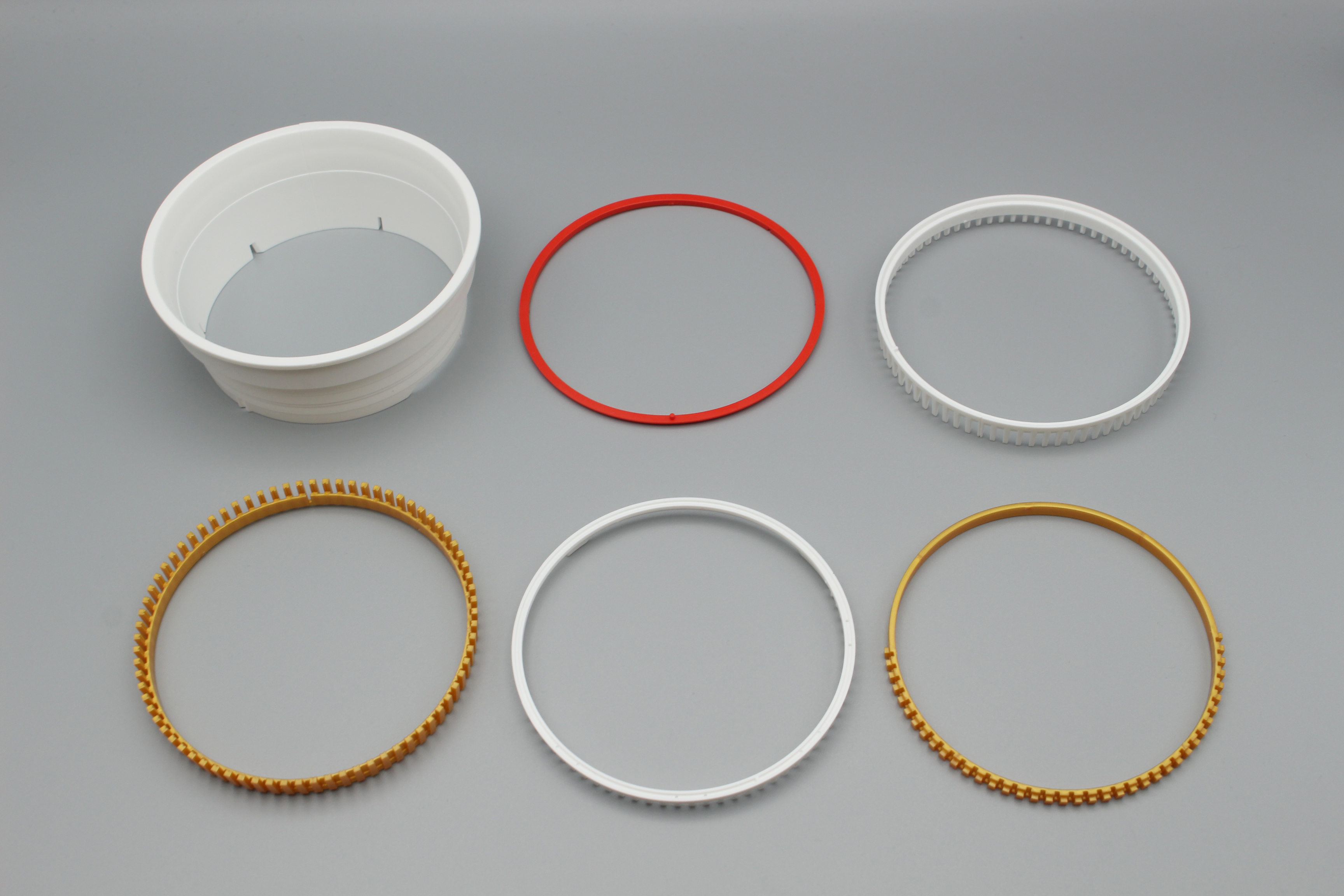 6つのリング状のパーツを組み立てると……