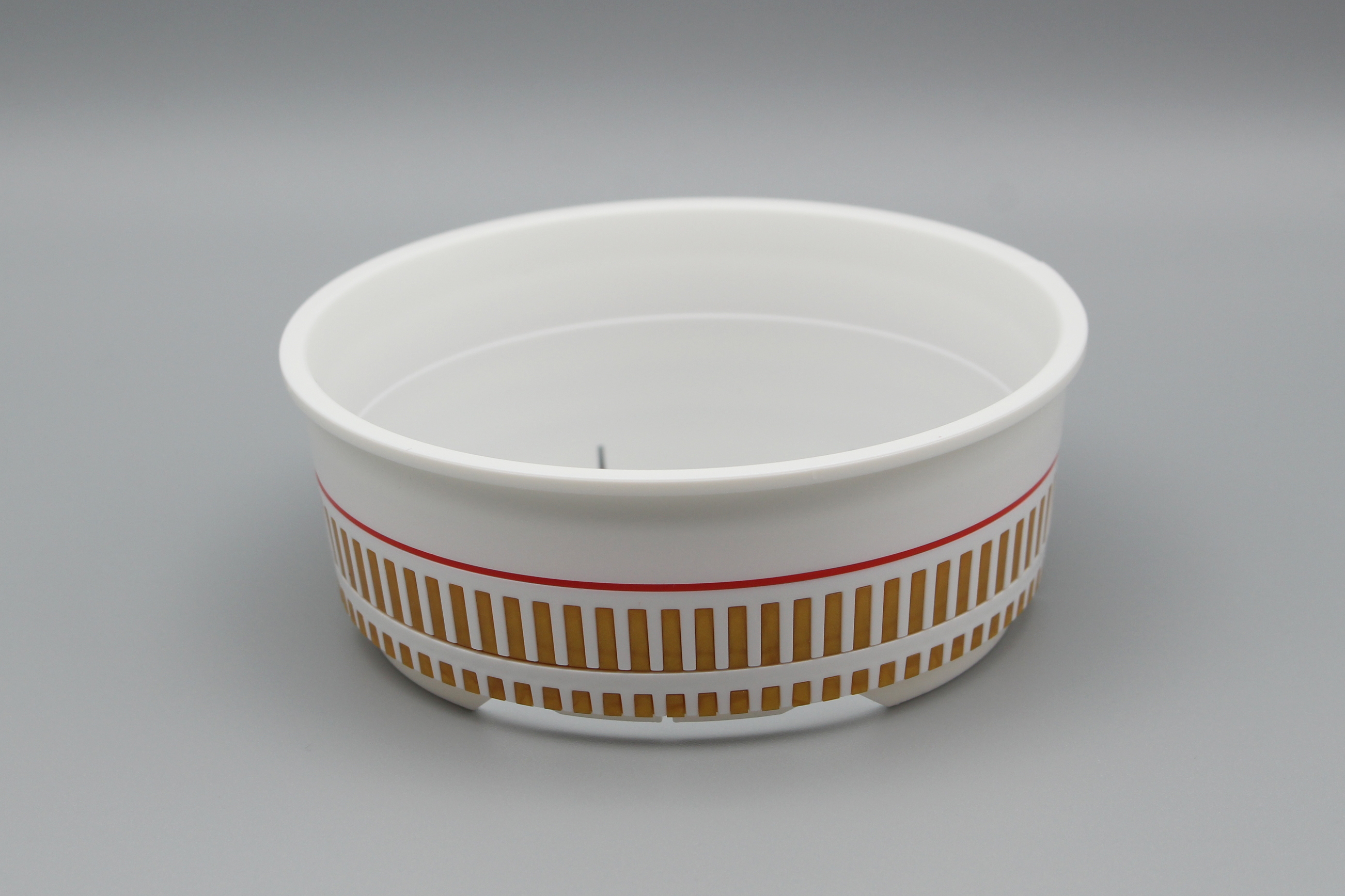 模様のあるカップの上部が完成。見事なストライプになるのが気持ちいい