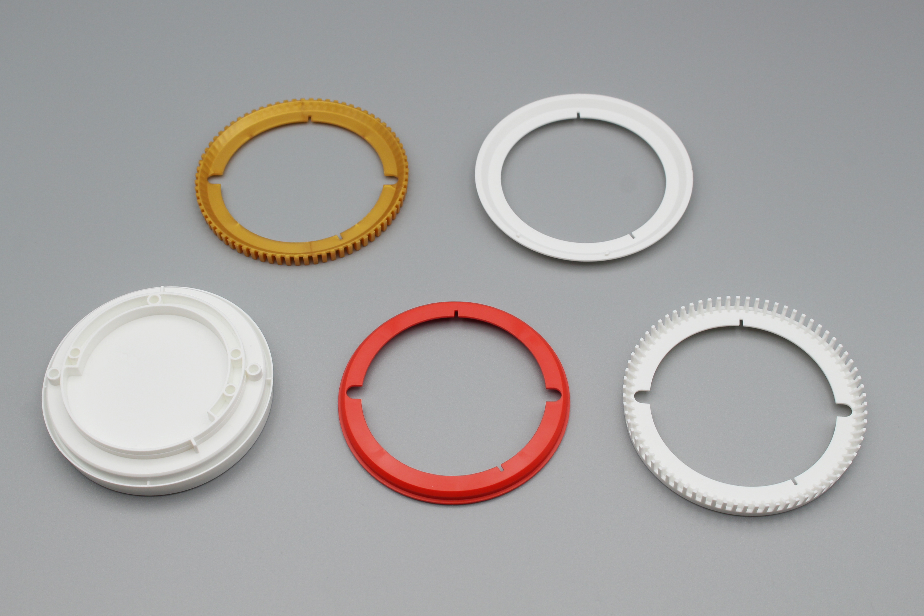 こちらはカップの底となるパーツ群。ダボに合わせて重ねていく