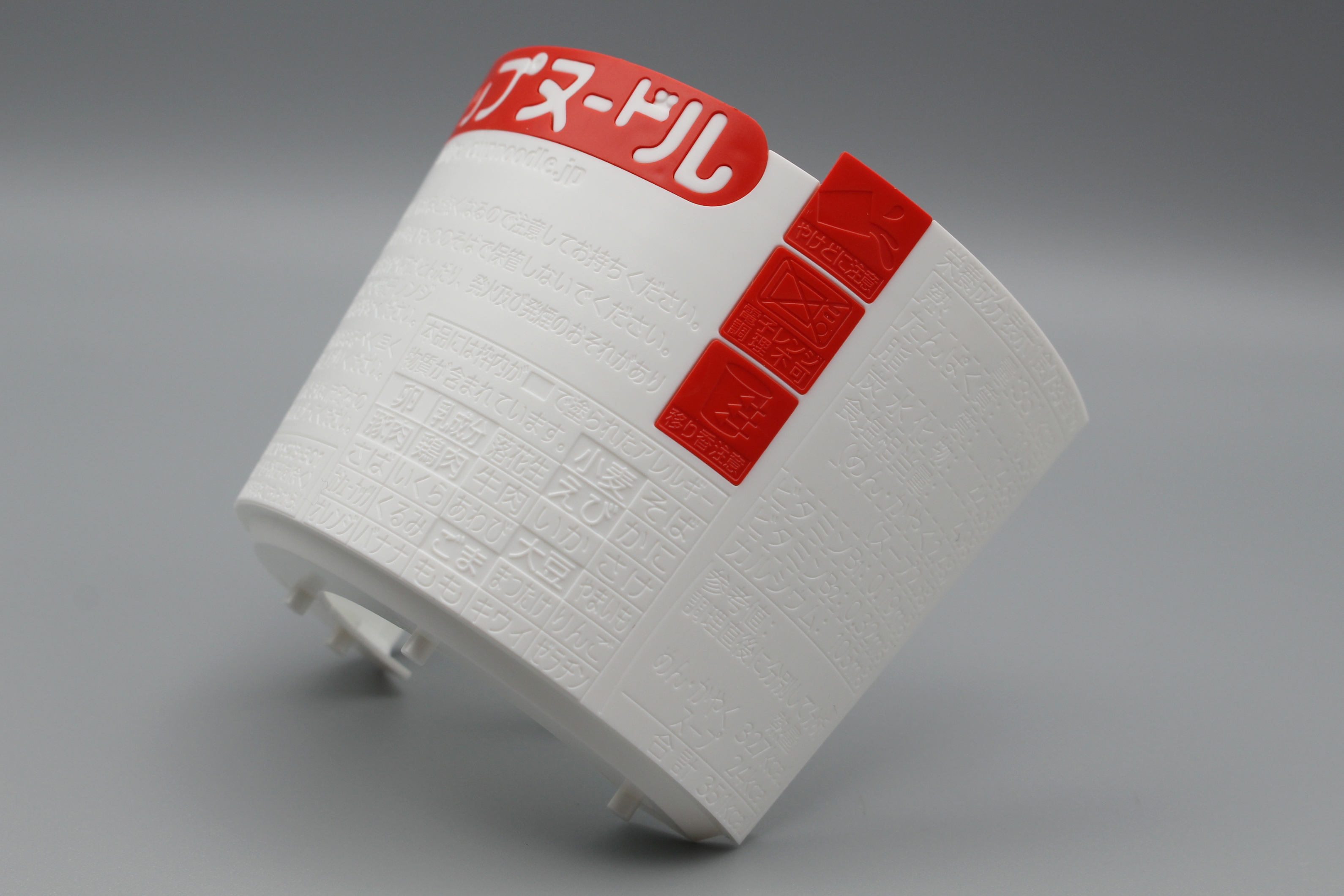 カップ背面を組み立て。注意書きやアレルギー表記などが成形されているのが分かるだろう