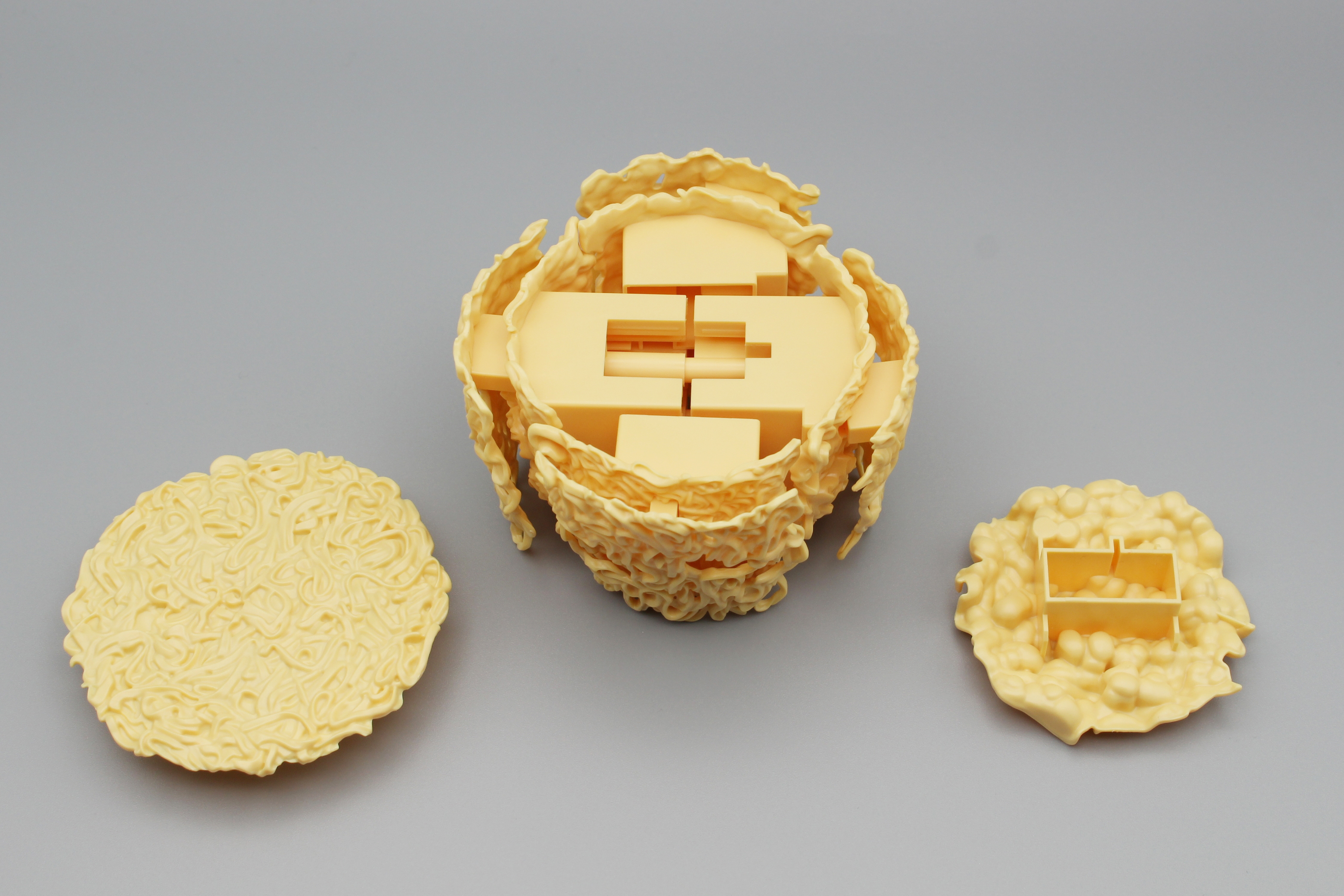 中央の8つのパーツを先に組んで、フタをするように2つのパーツで挟み込む