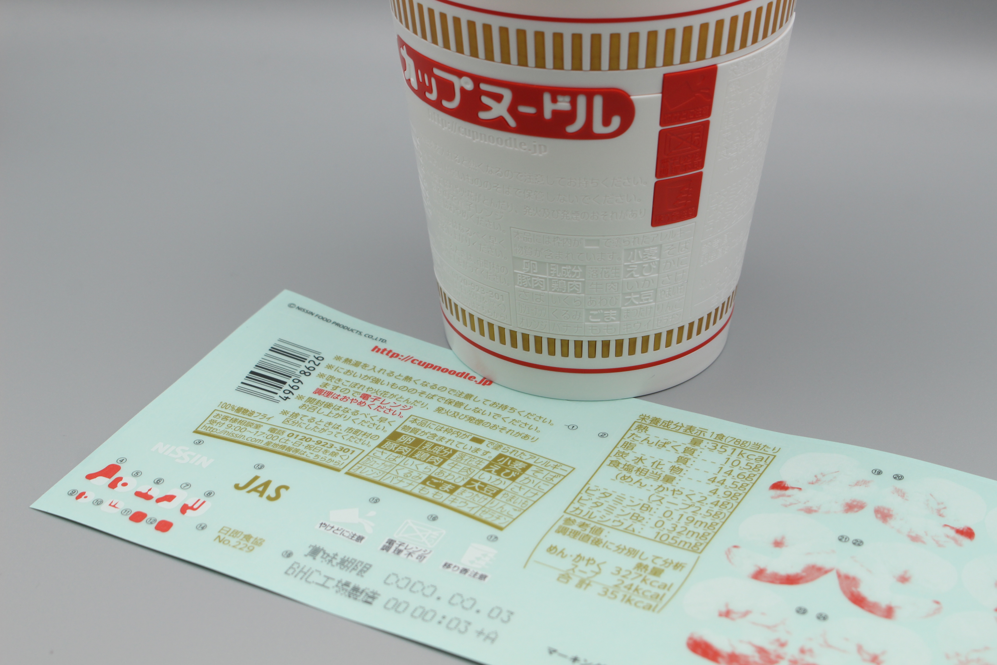 カップにシールを貼り付ける。注意書きはモールドに重ねるように貼るのだ