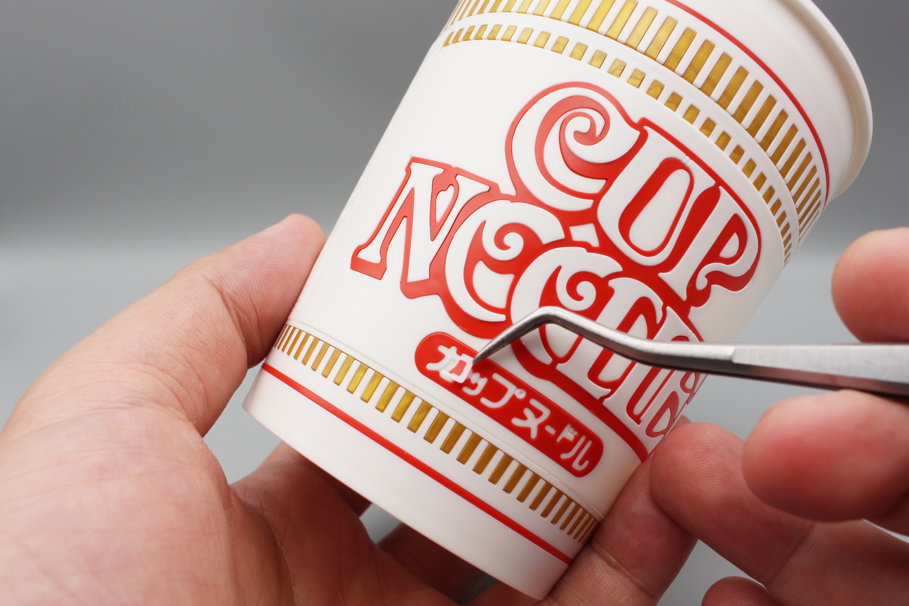 ロゴ部分の成形されていない抜けたところは、シールで補完していく