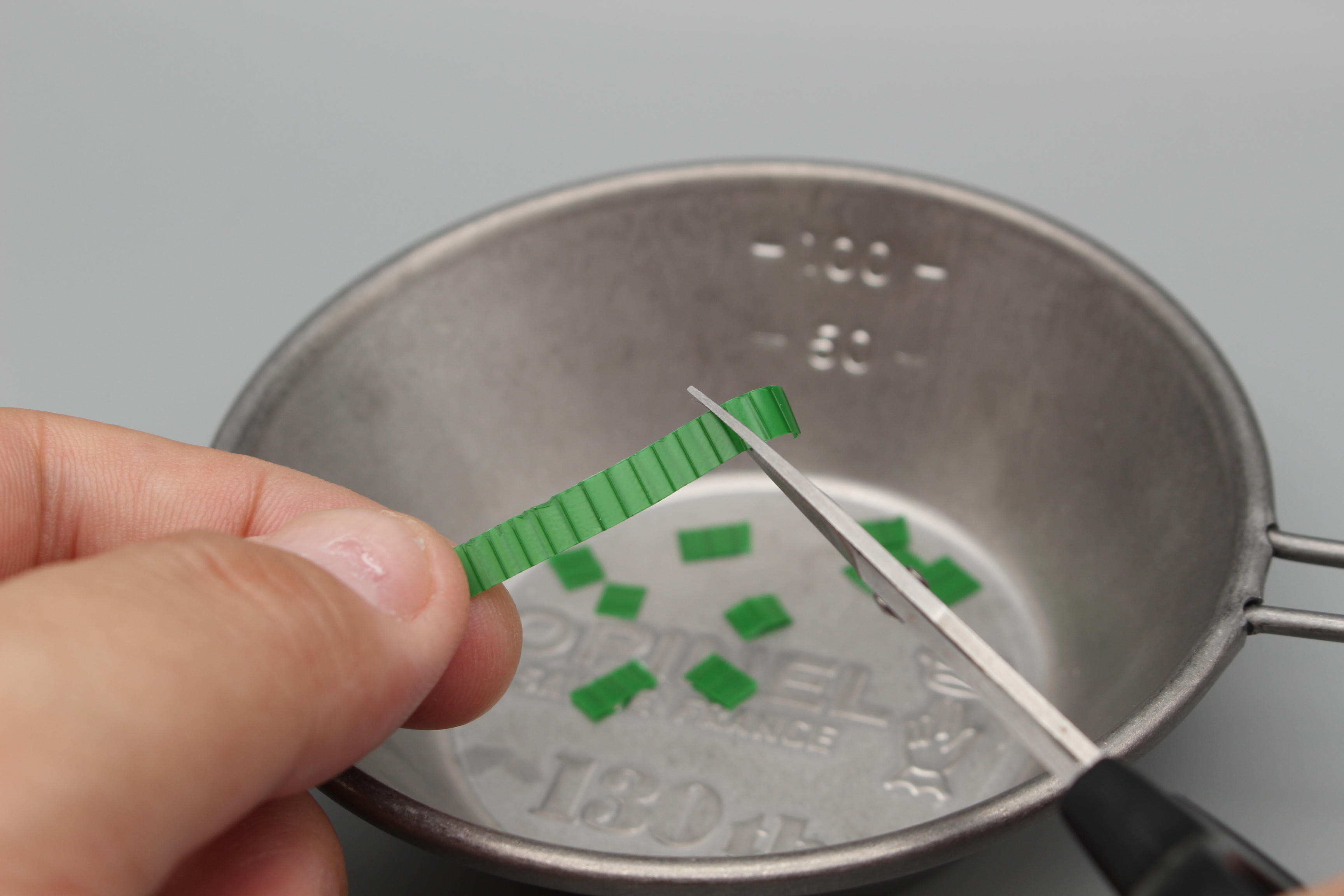 ネギは付属のネギシートを好みの大きさに切って作る。丸めて作ったりするとリアルになる