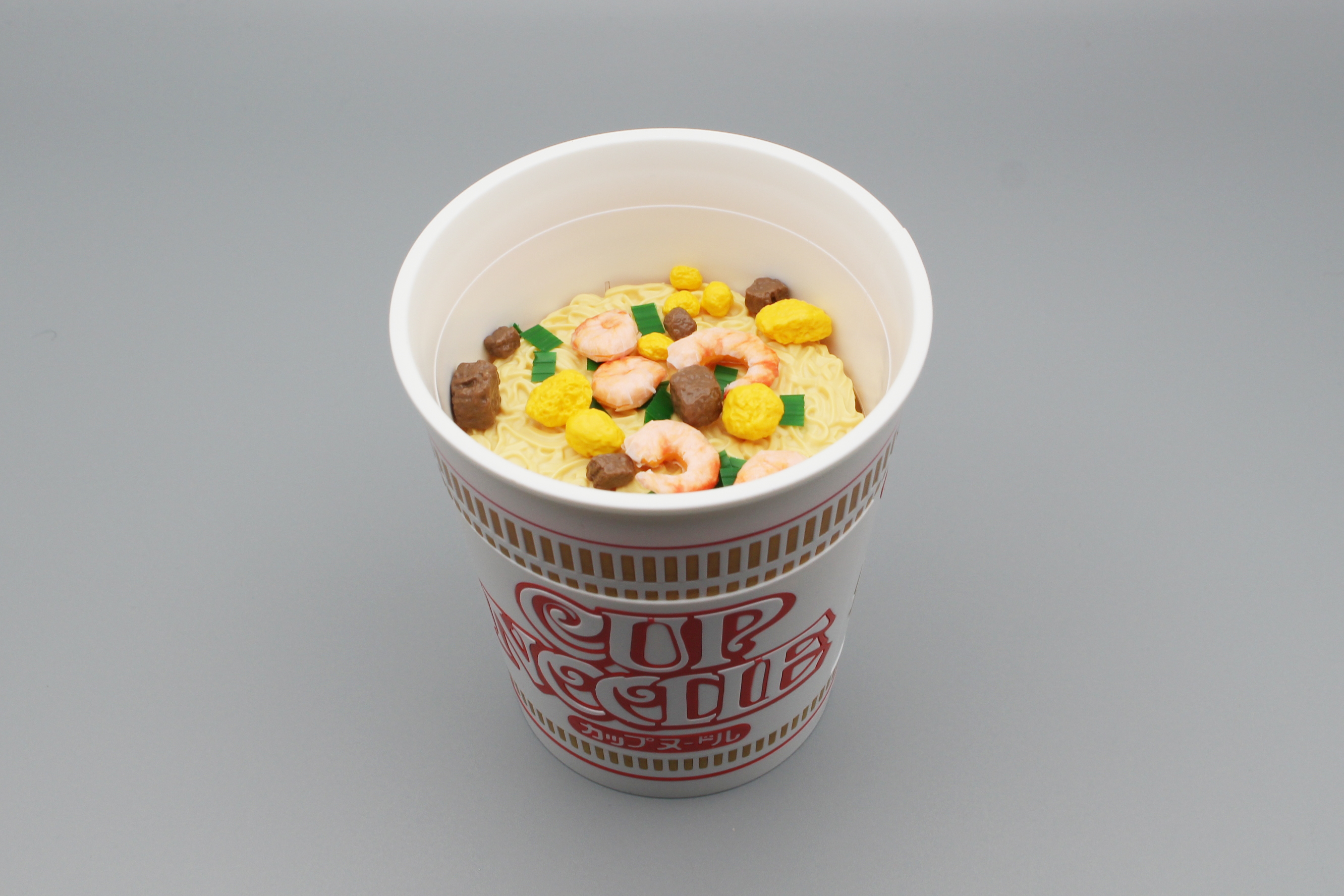 カップに麺を入れて、上に具材を散らして本体は完成。これだけでも実物のようだ