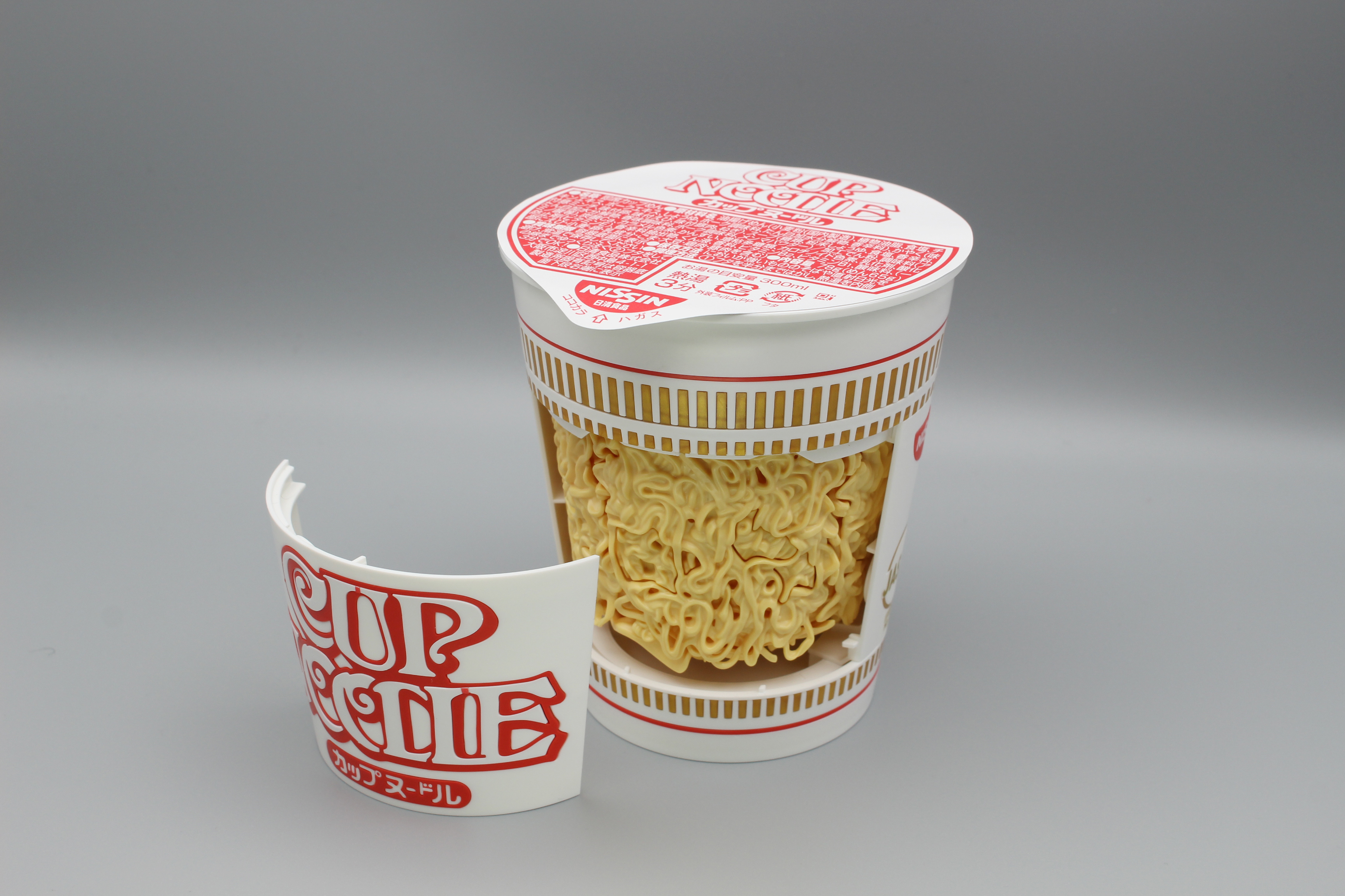 カップ前面を外すと、宙吊りの麺の中間保持の構造を見ることができる