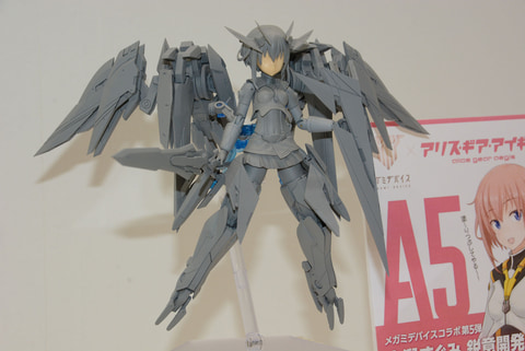 美少女メカ達が纏う重武装の表現が楽しい。「メガミデバイス」と