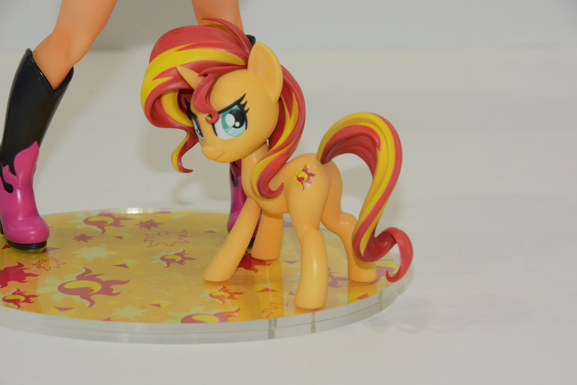 革ジャンにブーツというロックな雰囲気を持つ女の子として表現