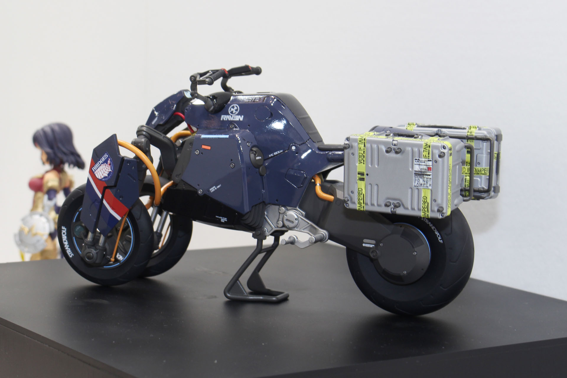 キャリアに積まれた荷物には、ラベルやダメージセンサーテープなどが貼られている