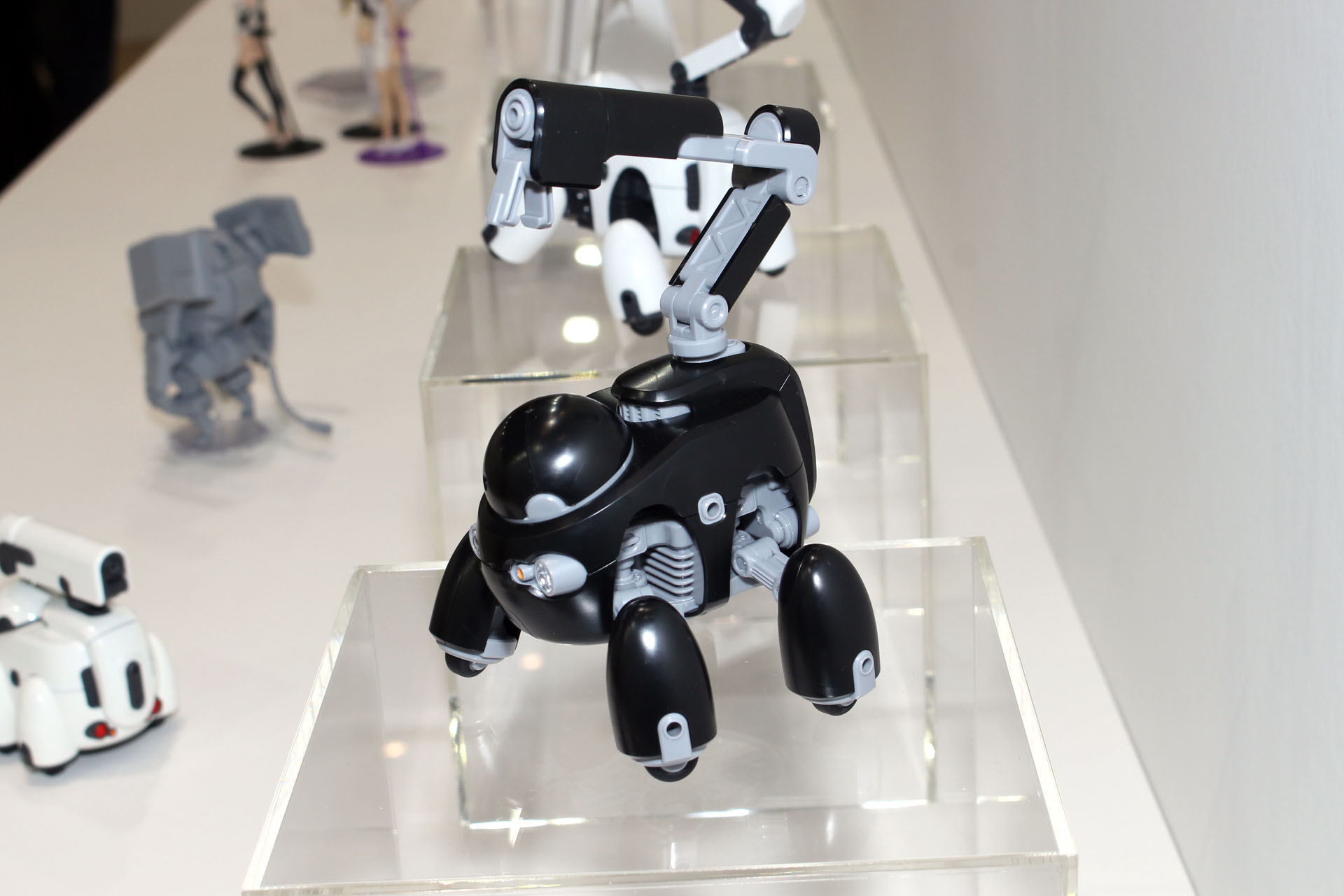 内部にはエンジンのようなモールドが。内部を塗装したり、カットモデルを作ったりするのもいいかも