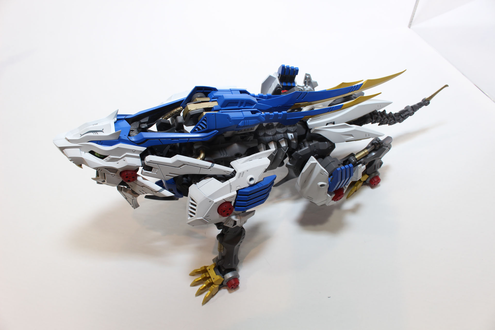 より鋭く、刃物のようなディテールとなったタテガミクロー