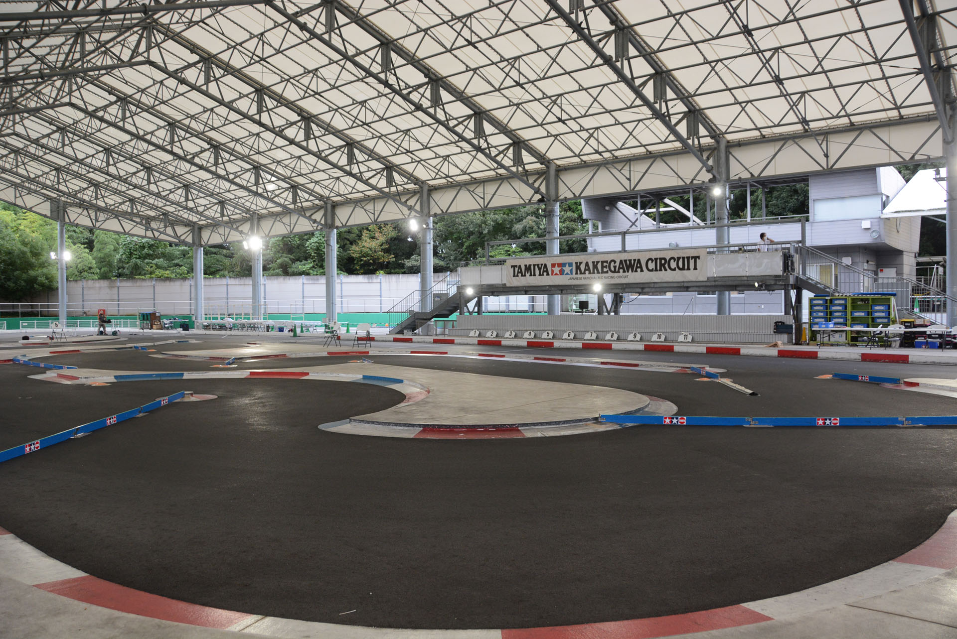 タミヤ掛川サーキットは雨の日でも走れる全天候型。その規模は世界最大級と言える大きなもの