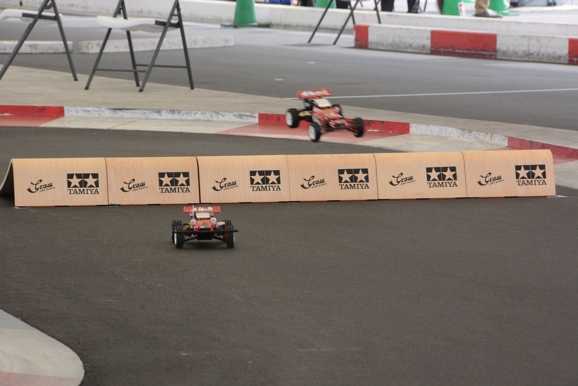 クラッシックバギーではコース状にジャンプ台が。舗装道路であるため、セッティングもオフロードとは違うものに