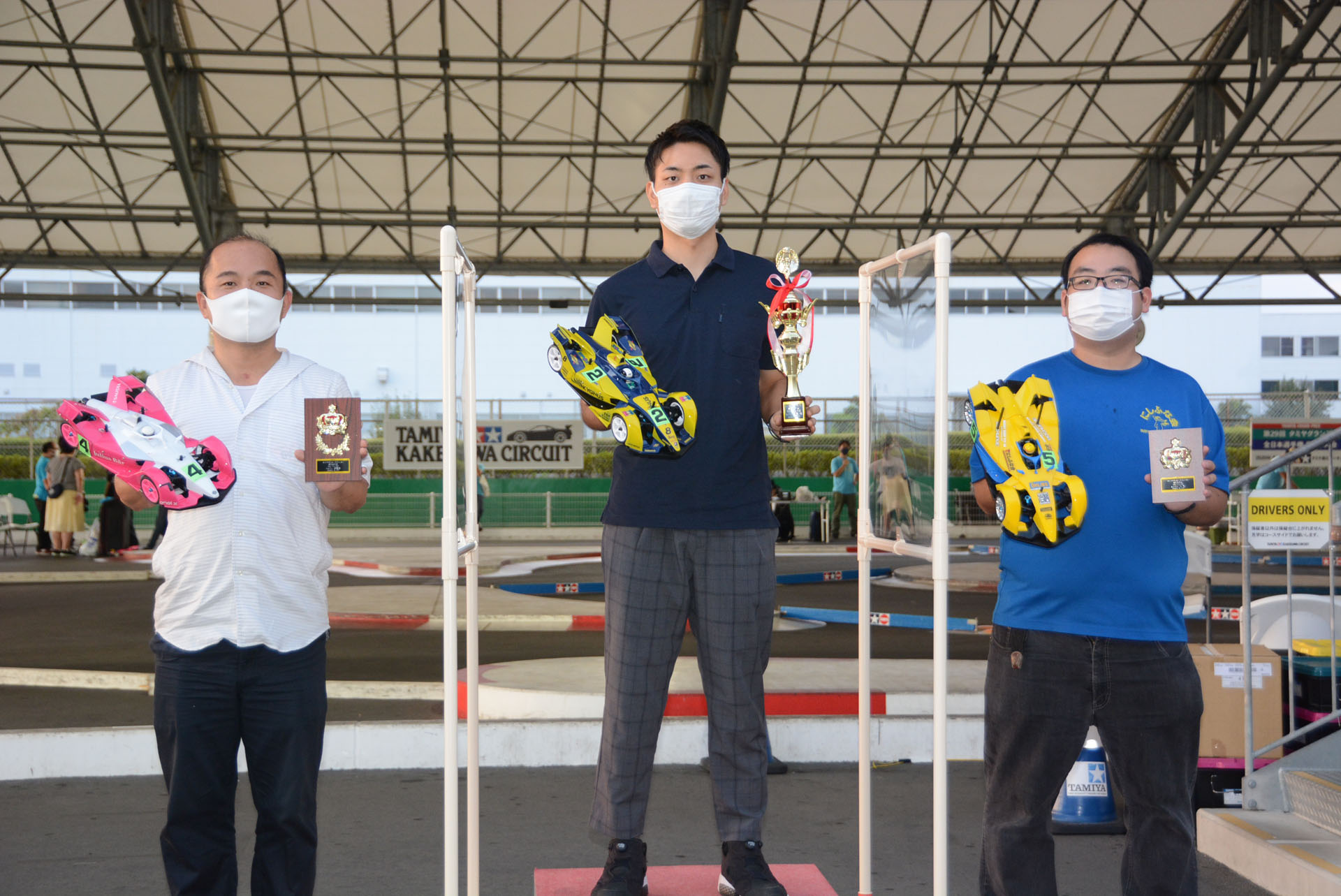 優勝者にはトロフィーが贈られる。勝者だけでなく、会場全体で「レースに参加するのが楽しい」という雰囲気が感じられた