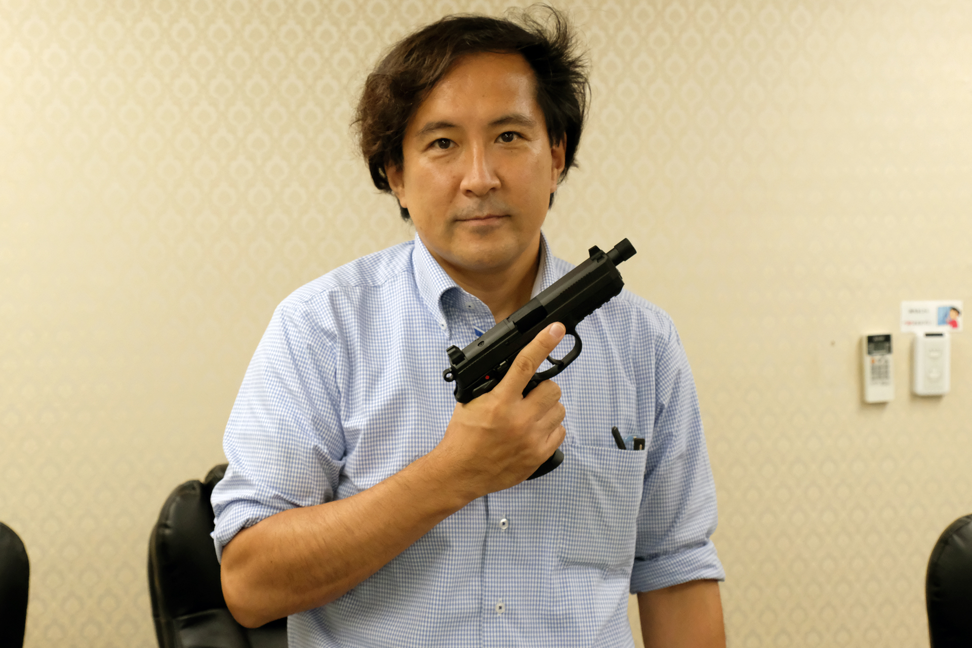 「エアソフトガン超入門」の講師として解説してくれる東京マルイの広報、刑事＝デカこと島村優氏