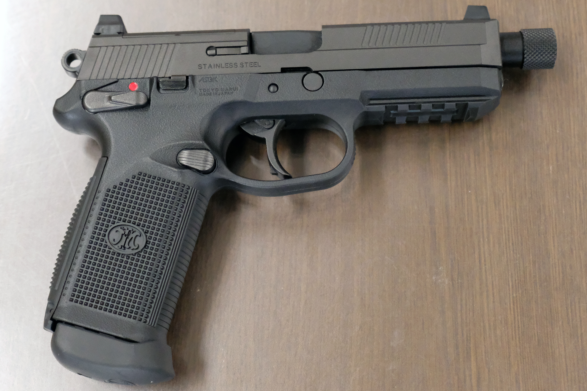 今回の教材となる「FNX-45　タクティカルブラック」。7月9日に発売されたばかりの新製品だ。価格は17,800円（税別）