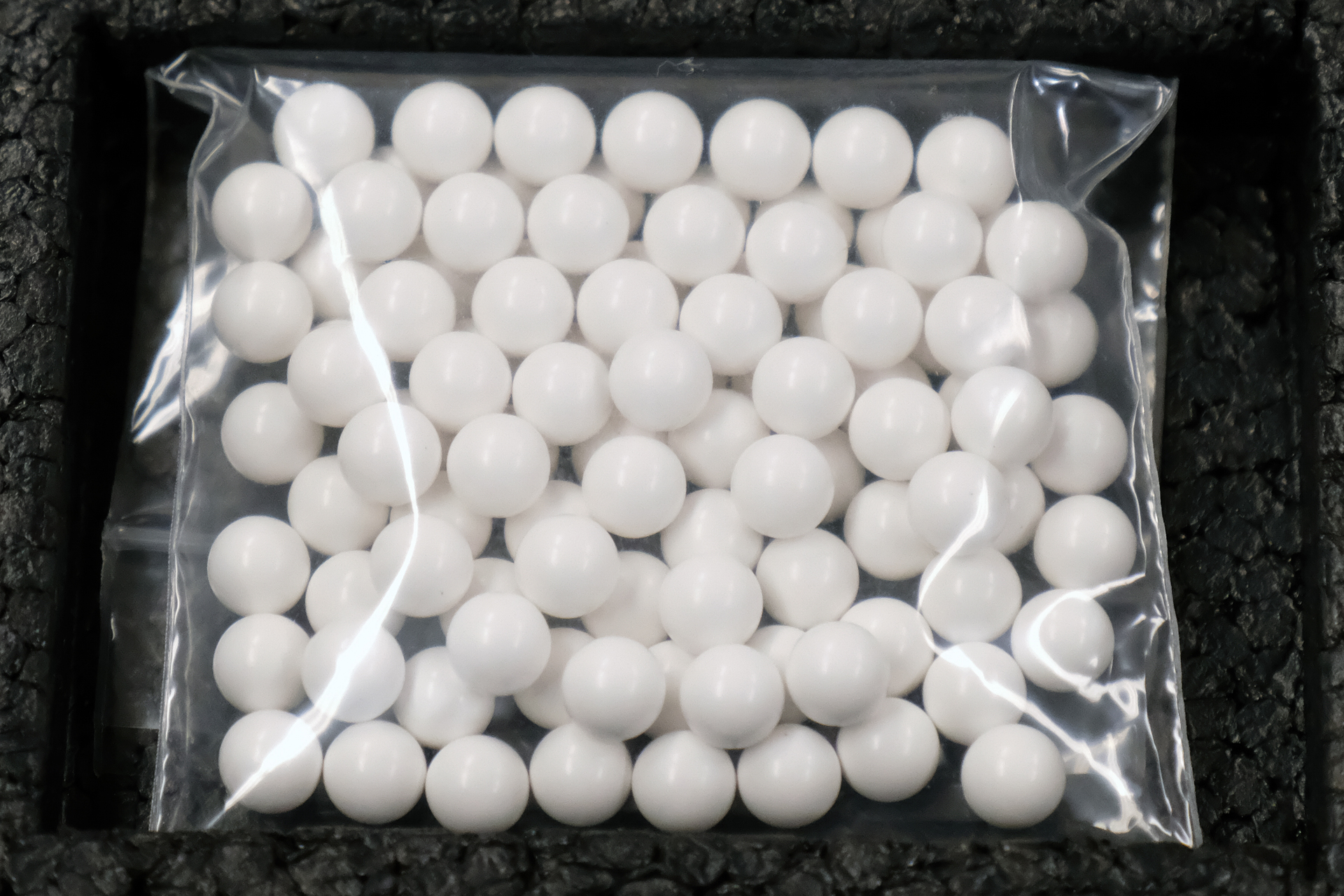 商品に同梱されているBB弾。エアソフトガンは樹脂製の弾を発射するのだ