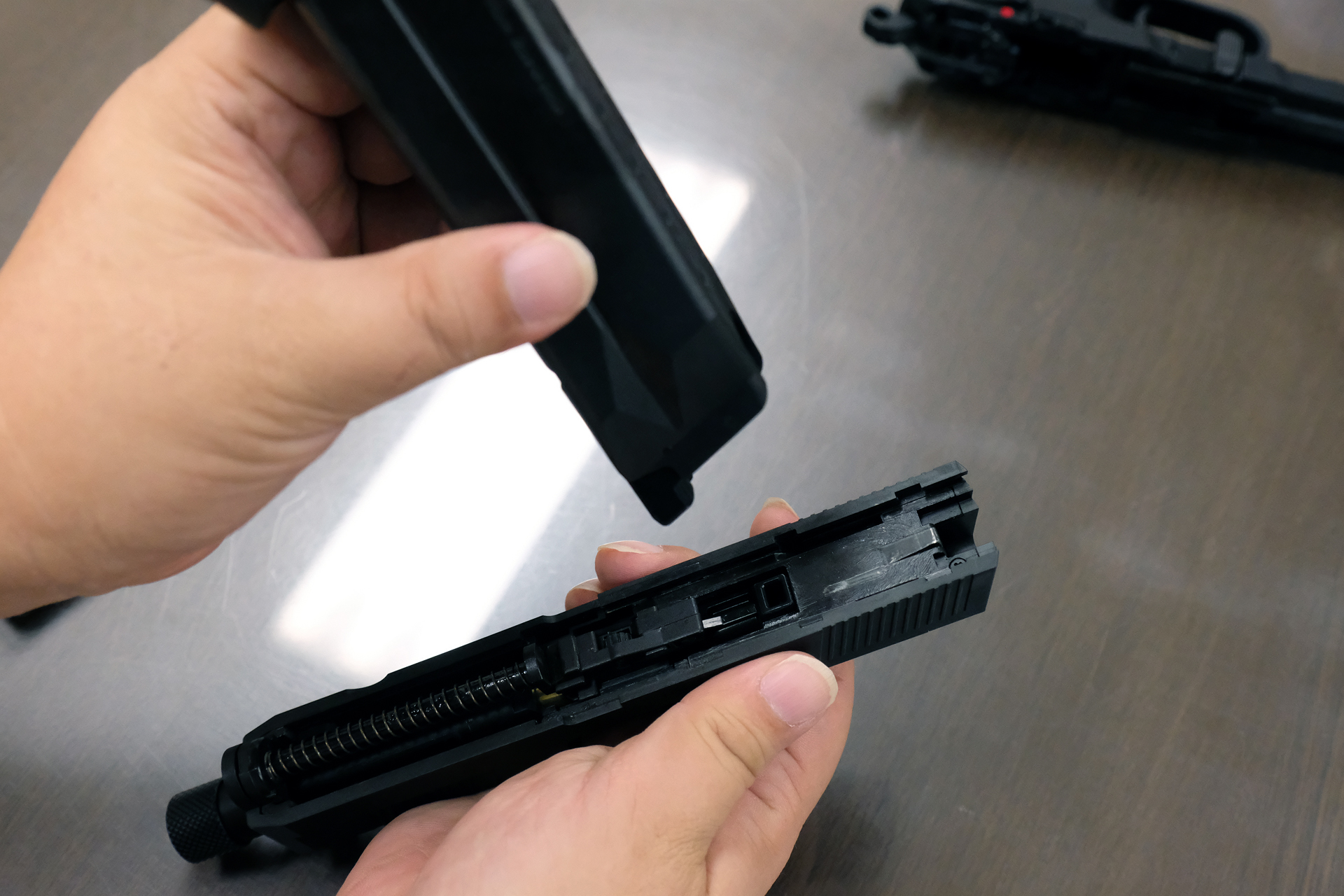 銃のスライドを外したところ。マガジンの先端がスライドの穴部分に入り、ここから弾が発射される