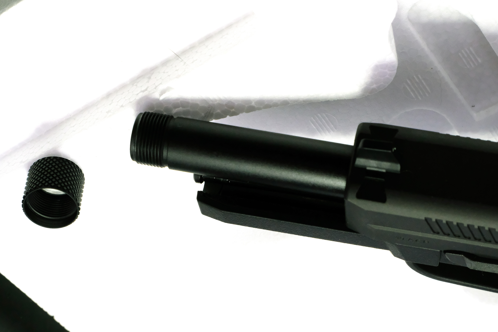 銃先端のカバーを外すとサイレンサーが装備できるネジ山が現われる