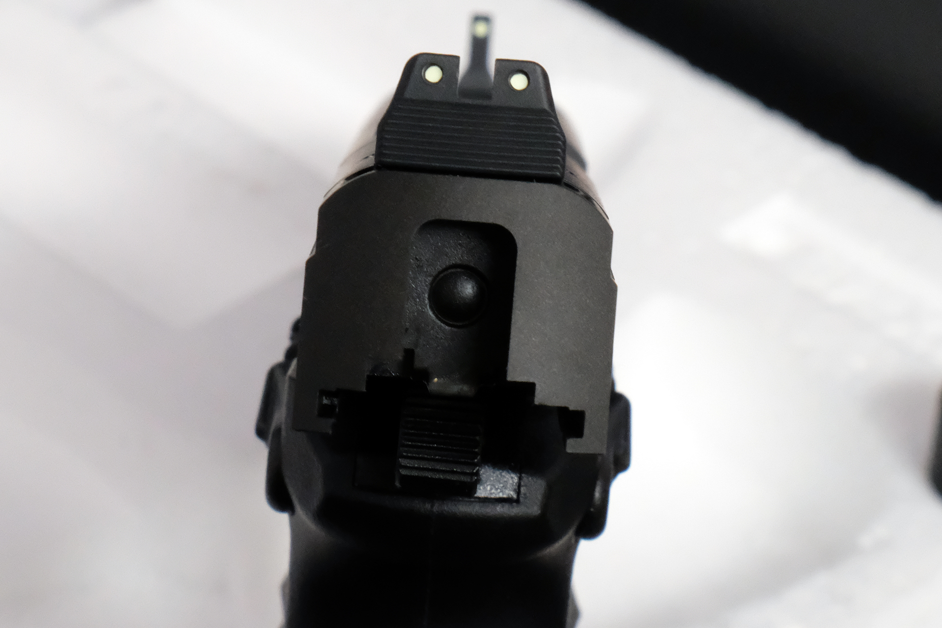 リアサイト。白い部分に蓄光塗料が使われている