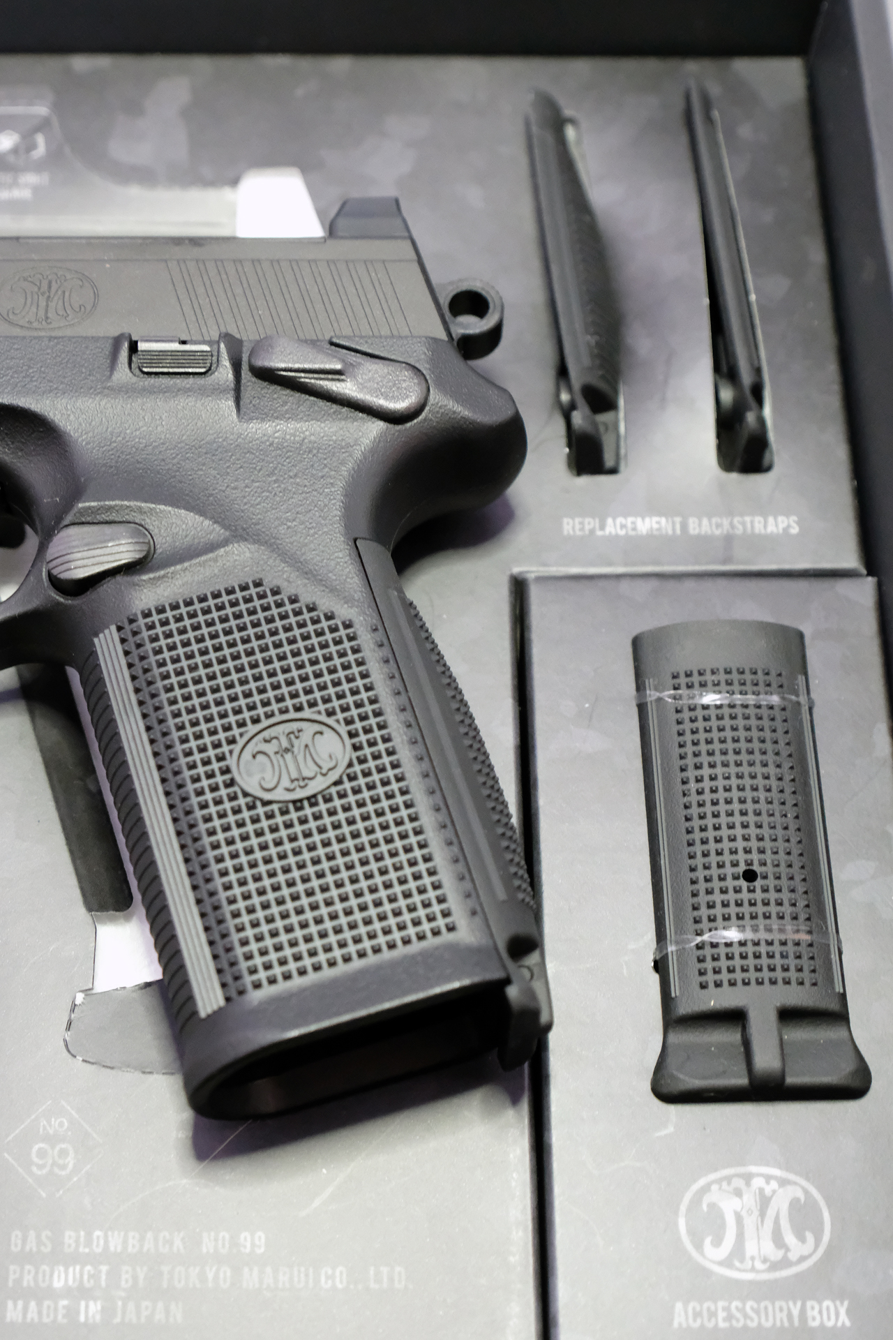 パッケージには全4種類のバックストラップが付属。握り具合を調整できる