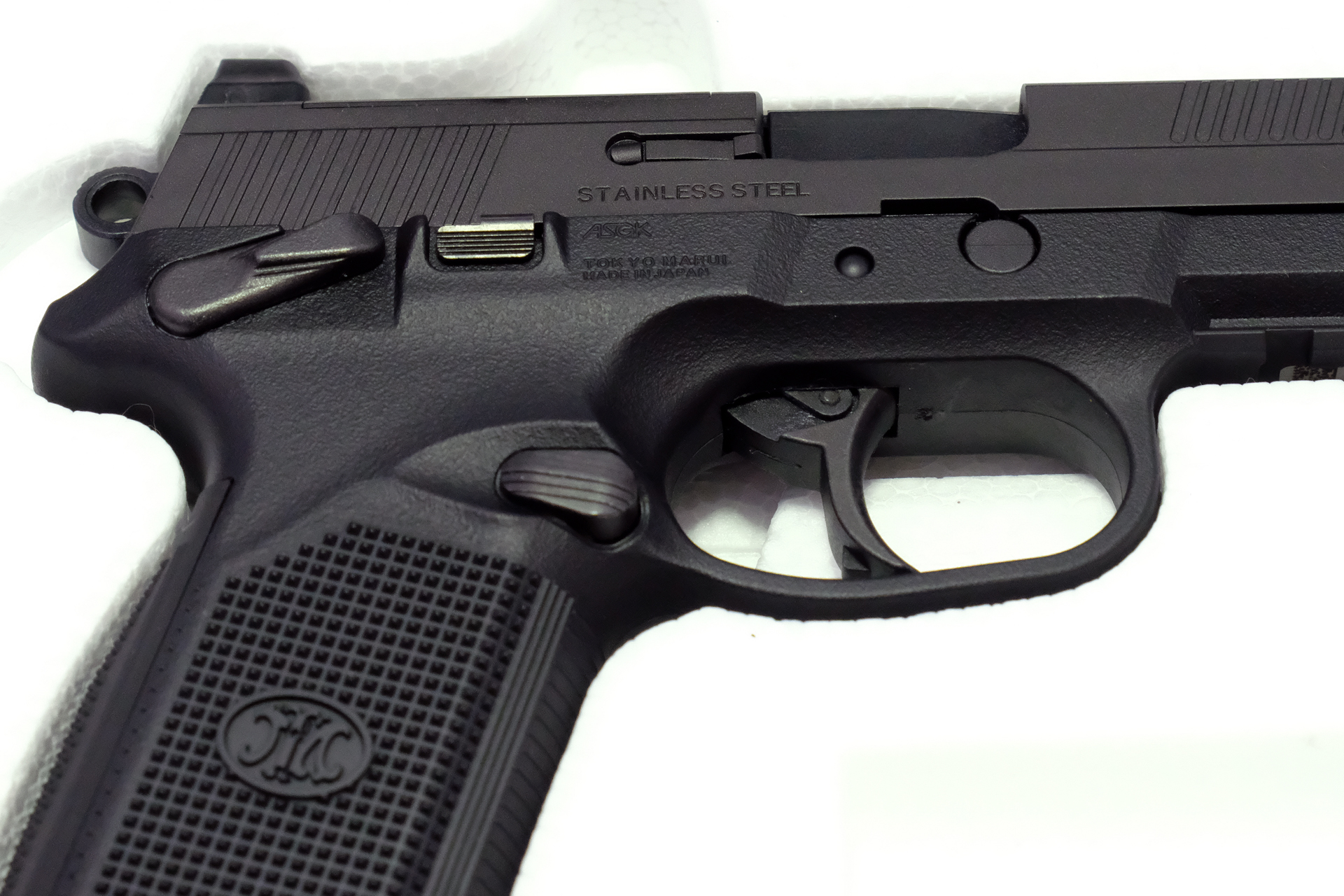 左右どちらにもマガジンキャッチやセイフティがある。左利きの人にも使いやすい工夫は、昨今のハンドガンの特徴だ