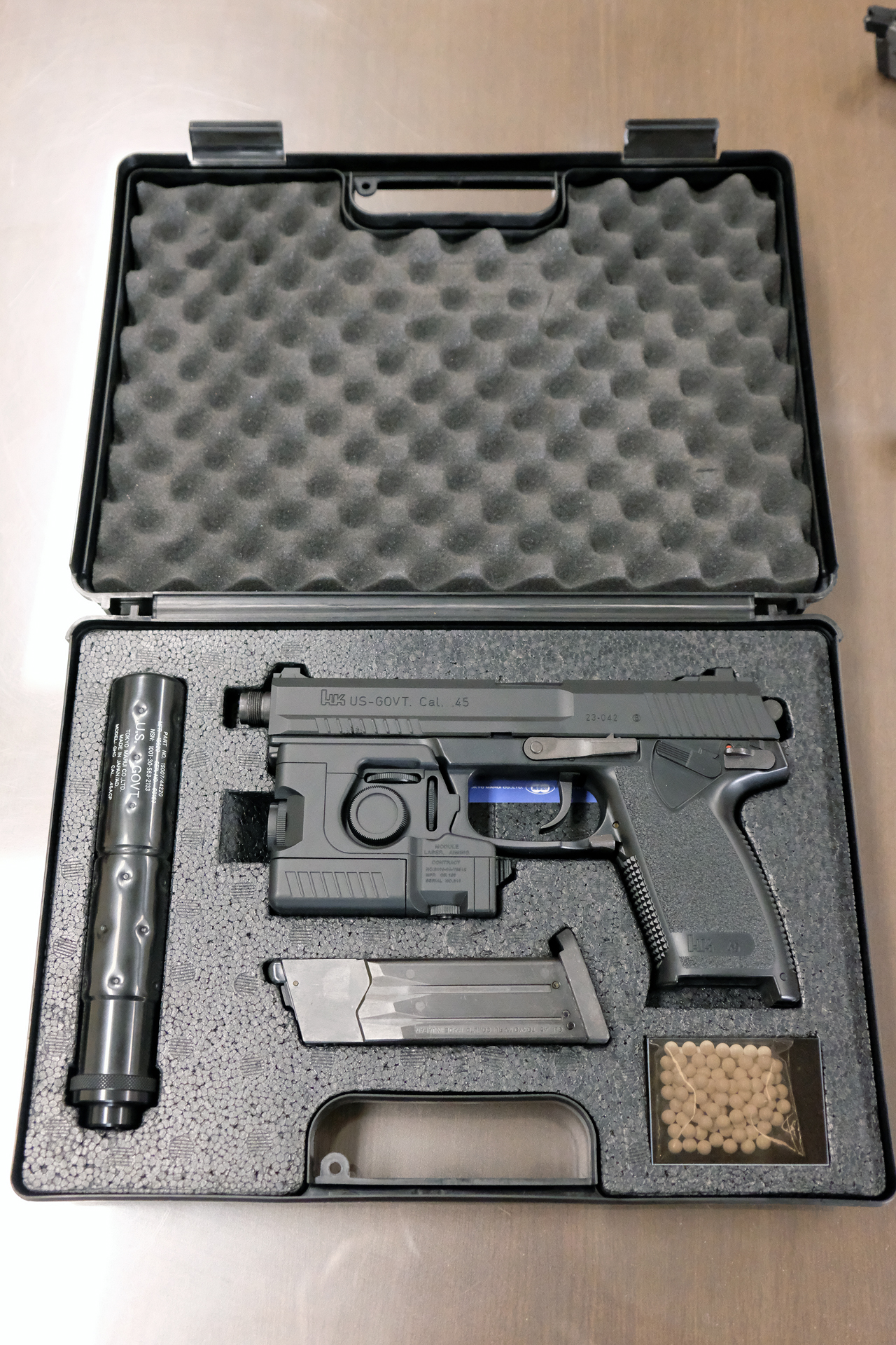 商品にはハードケースも付属、サイレンサー、LAMなど取り付けは自由だ