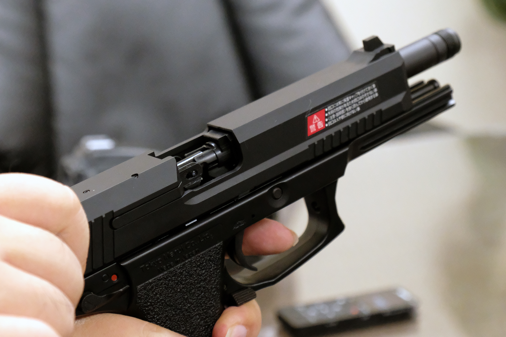 ブローバック機能はないがスライドを引いて初弾が装填できる