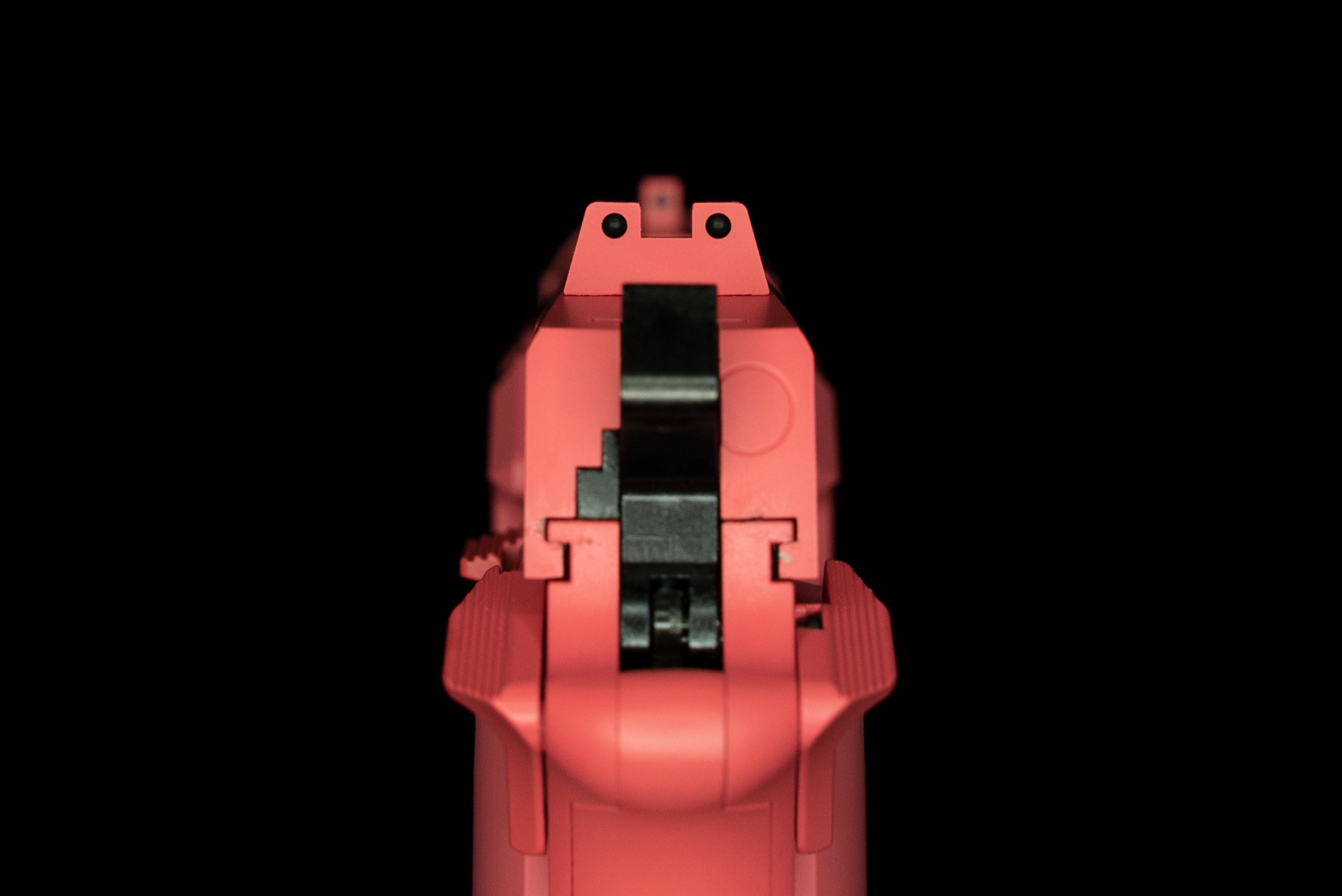 コントラストのあるダットサイトなので、狙いがつけやすいかも