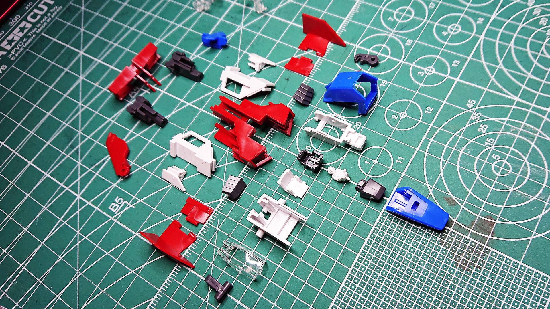 コア・ファイターのモデル化の際の”主翼が短くなる”問題を解決するために中折＆収納方式になったり、コクピットが回転するのがすごい！