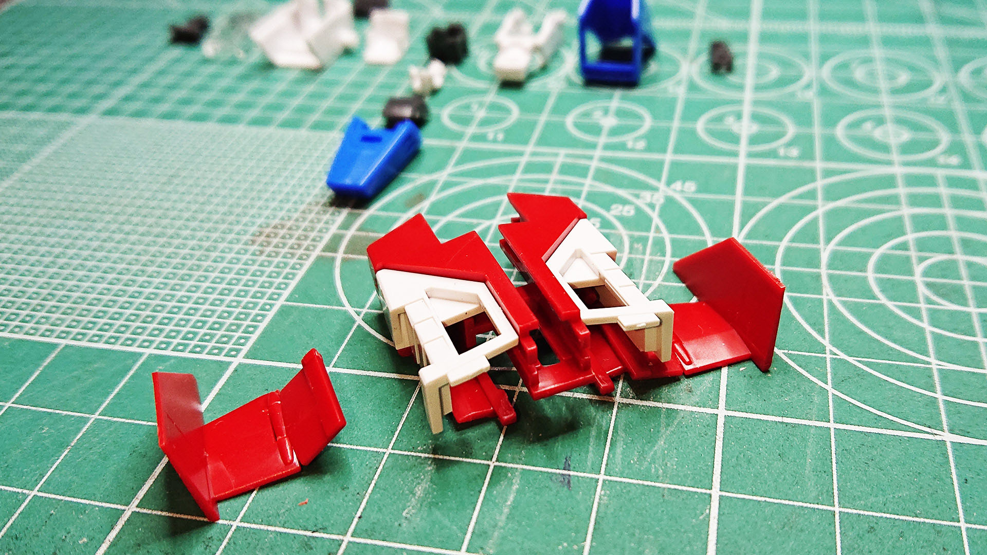 コア・ファイターのモデル化の際の”主翼が短くなる”問題を解決するために中折＆収納方式になったり、コクピットが回転するのがすごい！