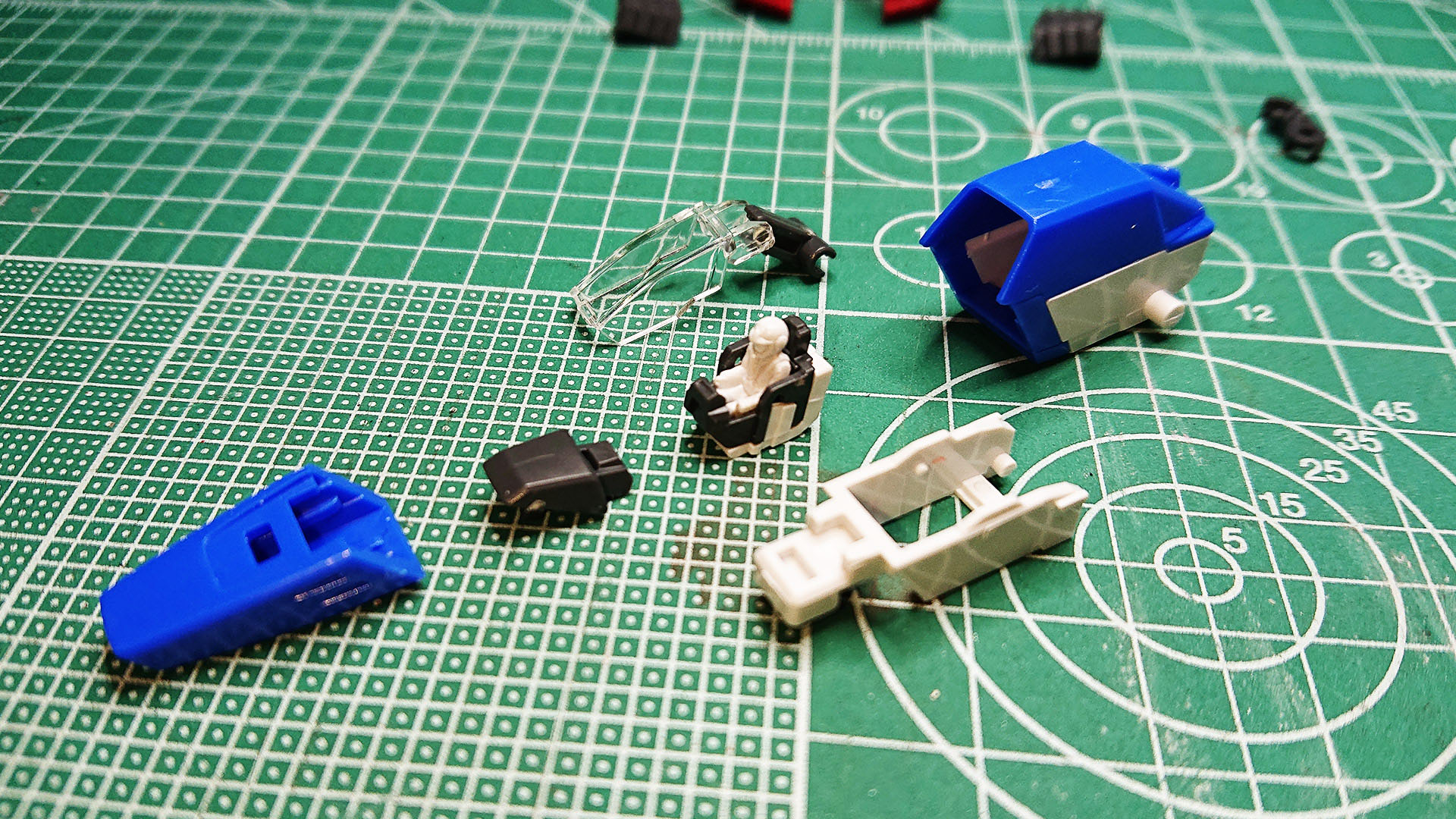 コア・ファイターのモデル化の際の”主翼が短くなる”問題を解決するために中折＆収納方式になったり、コクピットが回転するのがすごい！