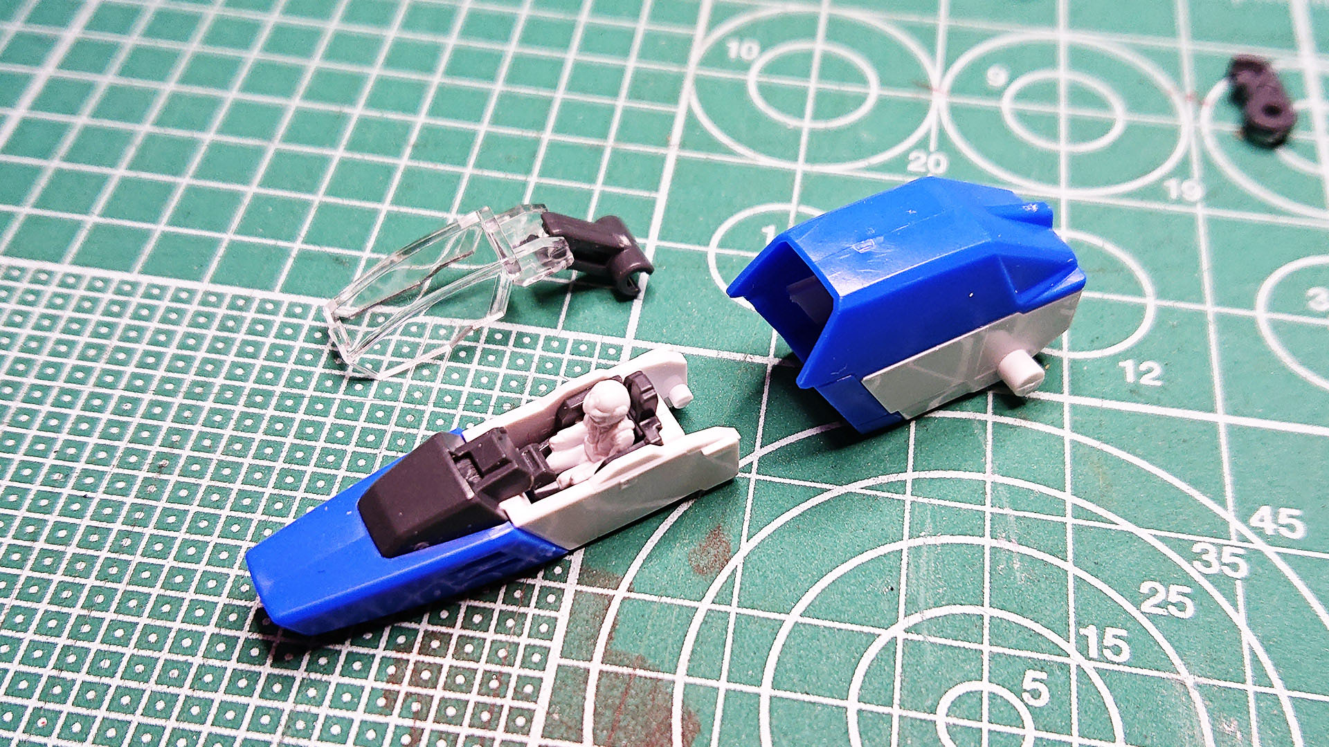 コア・ファイターのモデル化の際の”主翼が短くなる”問題を解決するために中折＆収納方式になったり、コクピットが回転するのがすごい！