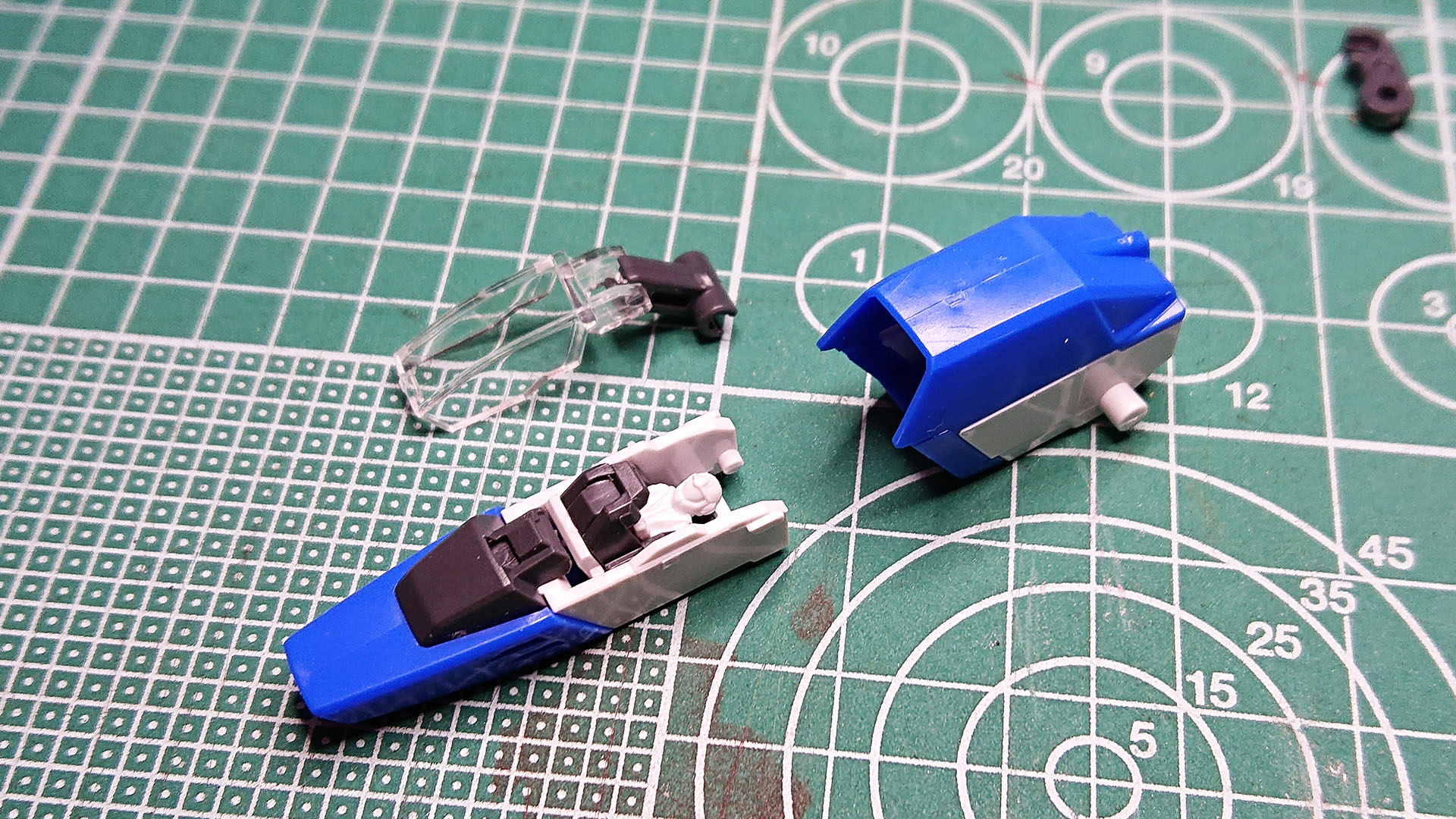 コア・ファイターのモデル化の際の”主翼が短くなる”問題を解決するために中折＆収納方式になったり、コクピットが回転するのがすごい！