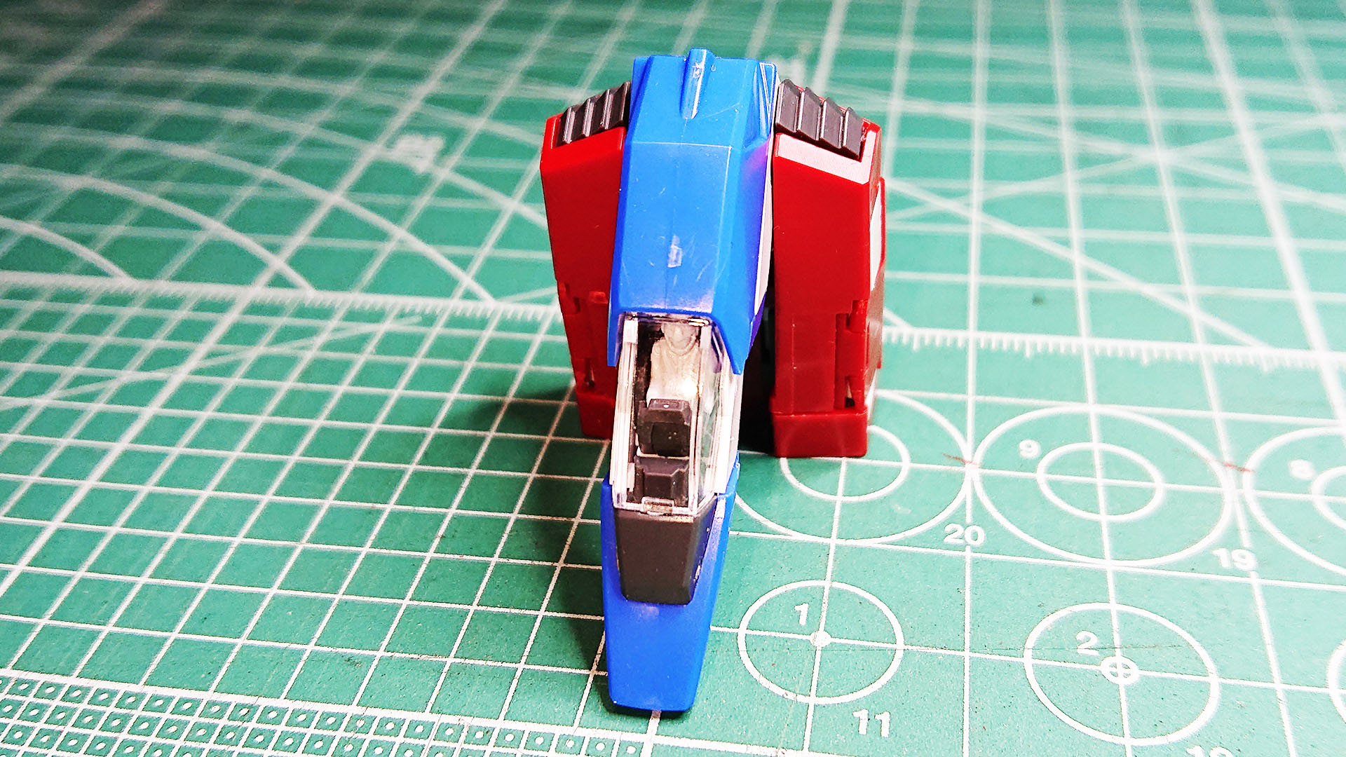 コア・ファイターのモデル化の際の”主翼が短くなる”問題を解決するために中折＆収納方式になったり、コクピットが回転するのがすごい！