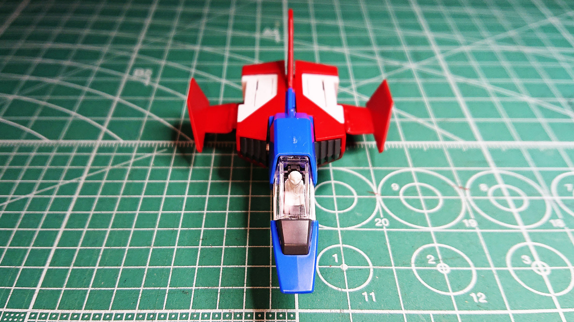 コア・ファイターのモデル化の際の”主翼が短くなる”問題を解決するために中折＆収納方式になったり、コクピットが回転するのがすごい！